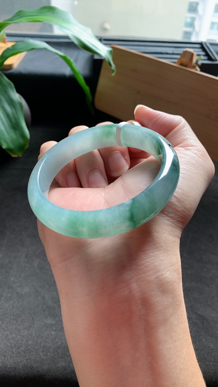 58圈口 天然A货翡翠飘花手镯 种水好 版型宽厚