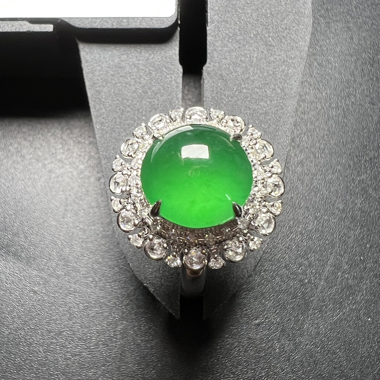 满绿戒指，种好饱满，整体16.6*15.5*12.9 裸石尺寸9.7*9.3*5.5