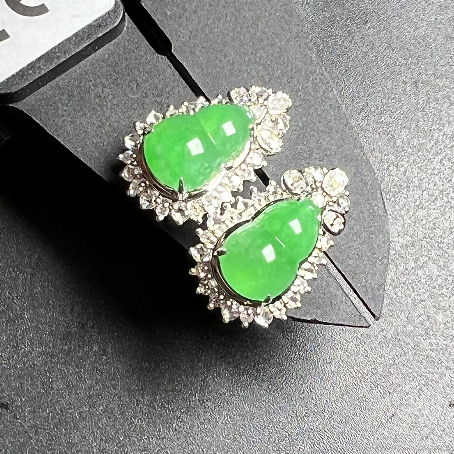 满色葫芦耳钉水头足饱满，整体尺寸16*10.7*8.2 祼石尺寸9.5*6.1*4