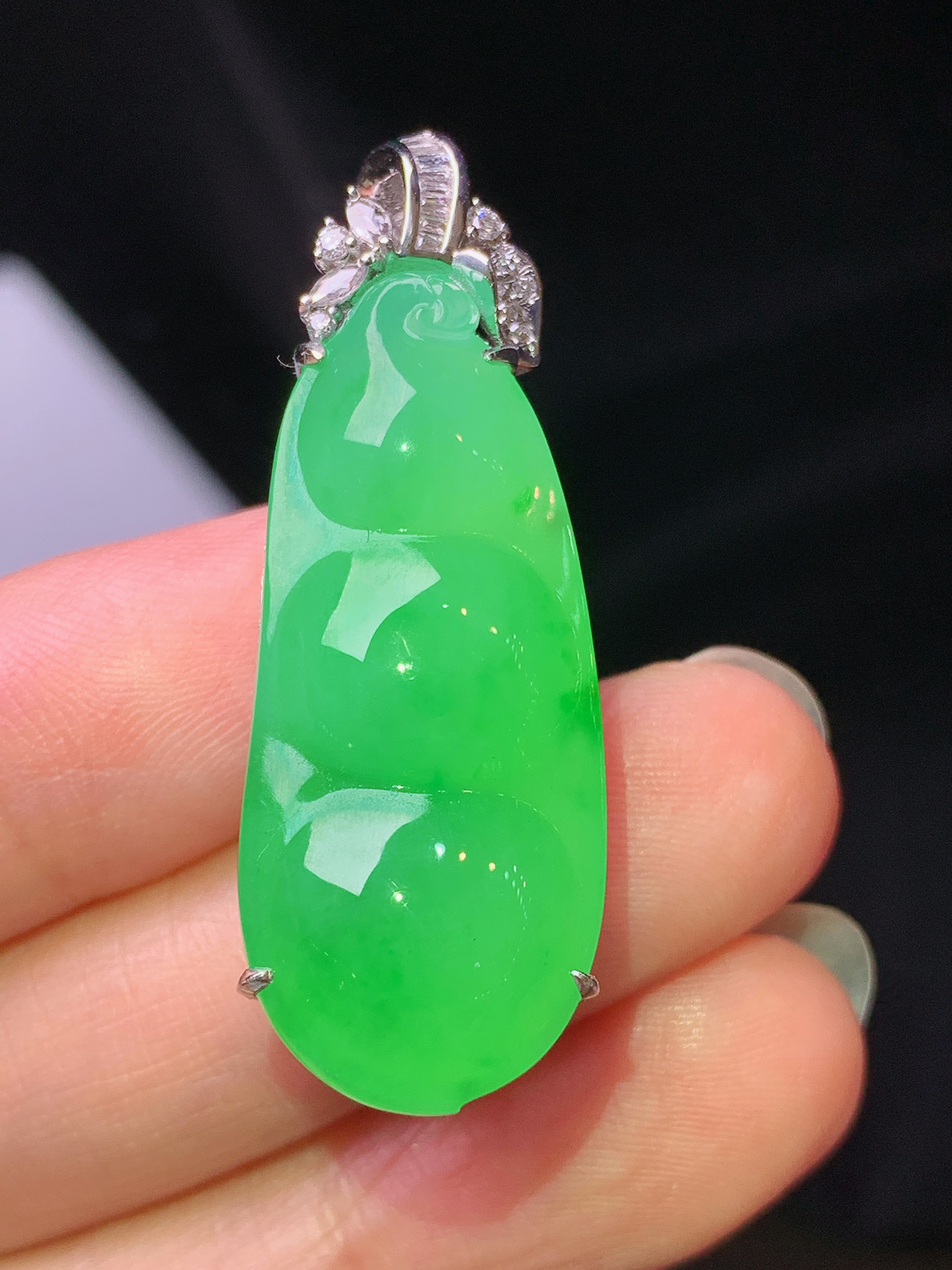 18k金钻镶嵌冰阳绿四季豆吊坠 玉质细腻 色泽艳丽清新 水润亮眼 整体尺寸39.6*14*11.5f1