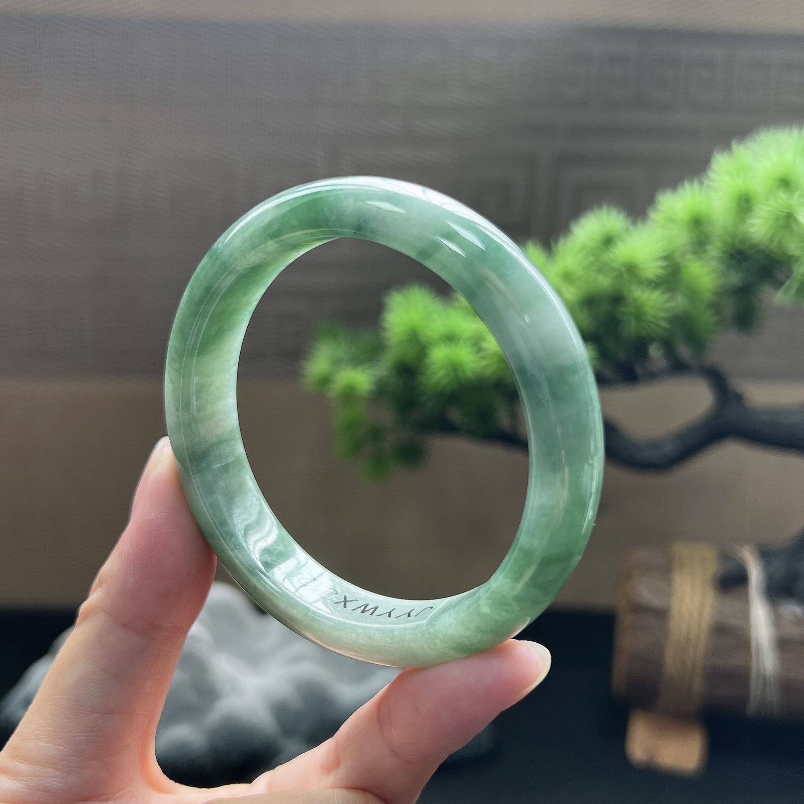 56正圈油青飘花手镯