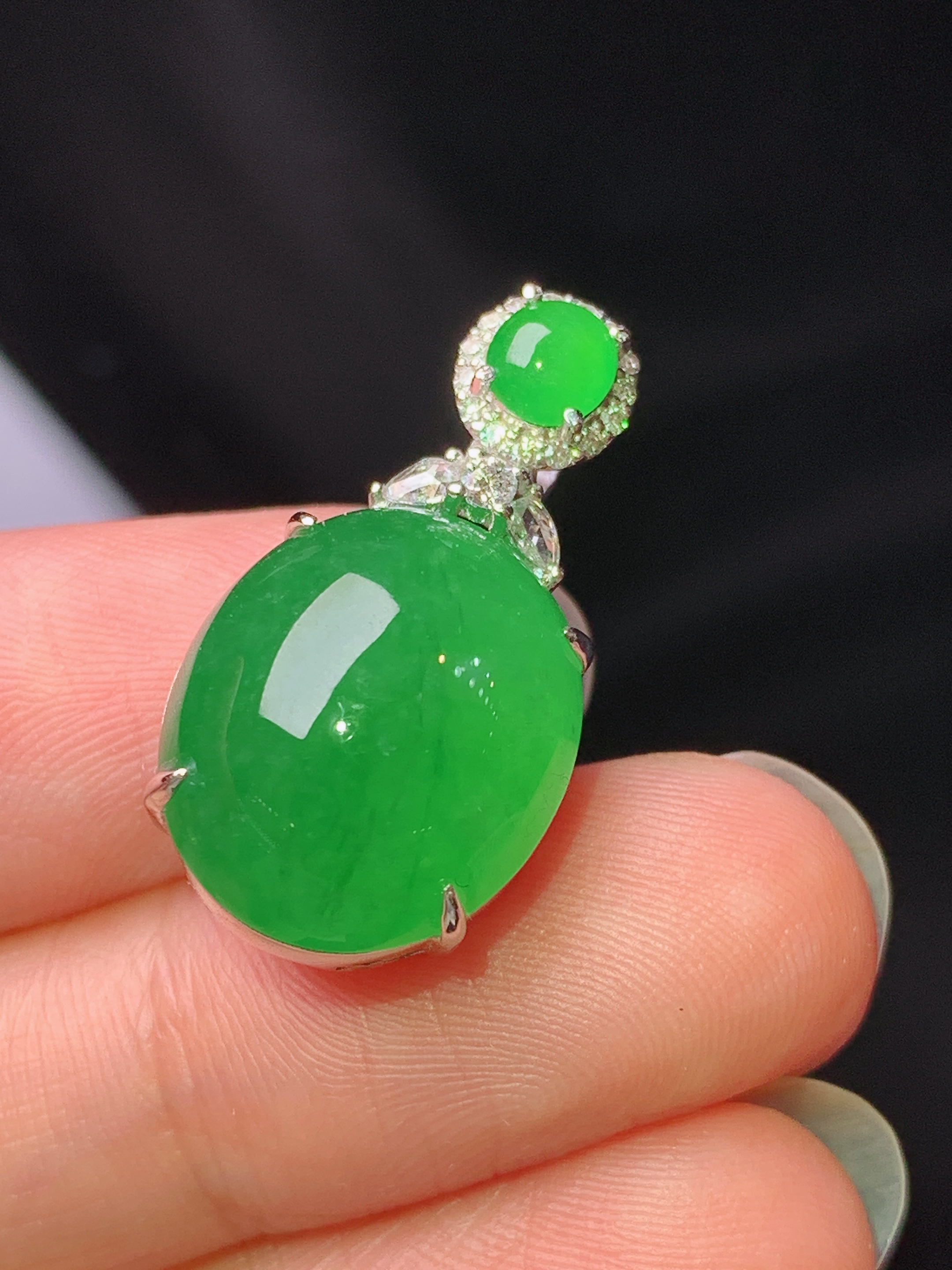 18k金钻镶嵌满绿蛋面吊坠 玉质细腻 色泽艳丽清新 水润亮眼 整体尺寸24.8*13*13f1