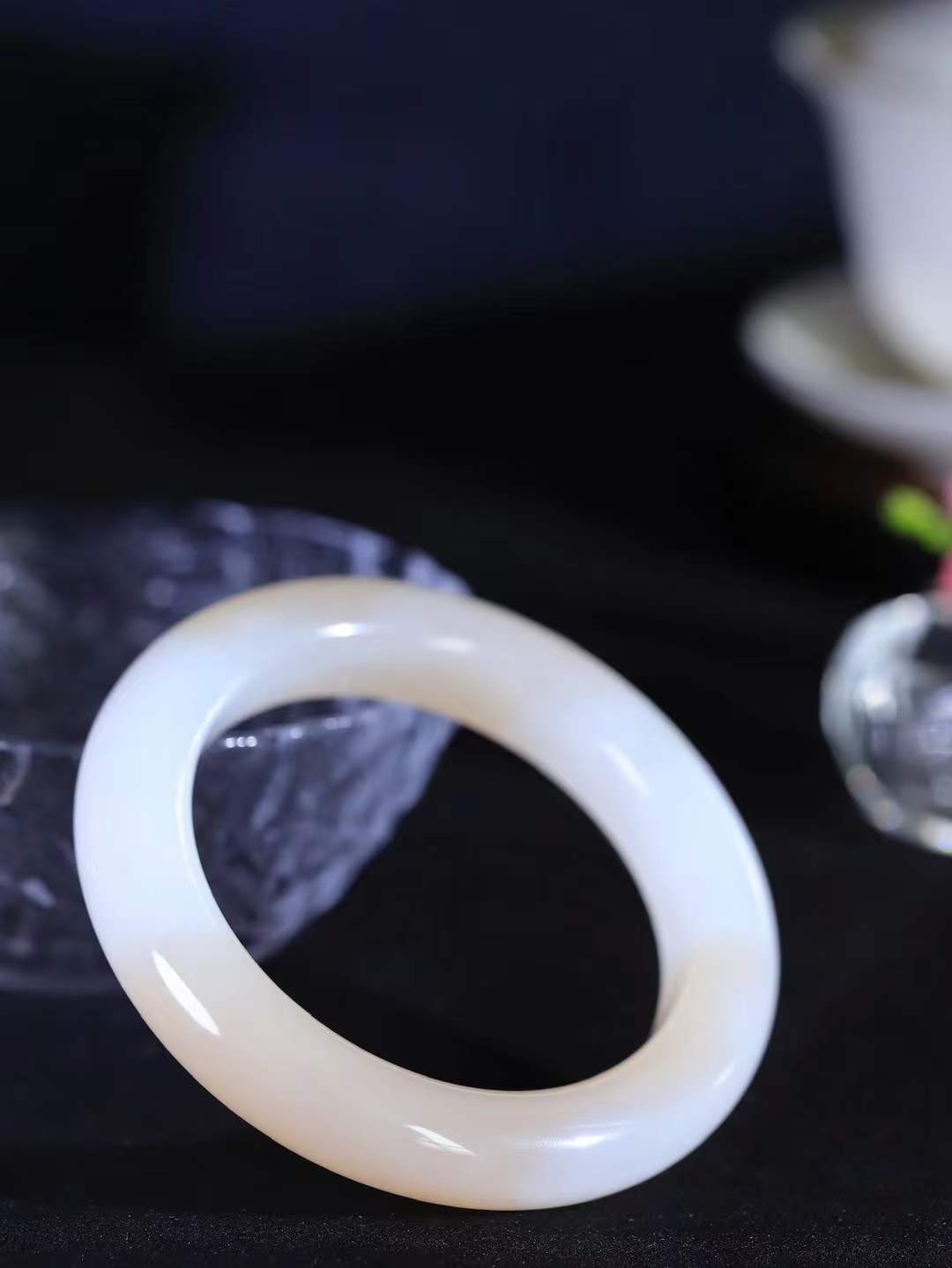 （一见倾心.手镯）

精品和田玉白玉藕粉双色手镯，玉质温润细腻 油性十足 手感舒适，高华雅逸，线条流畅，简约大气，美自天成，素雅高贵。佩戴于腕间，婉约之美，举手投足间透出那低调奢华。重64.5克  尺寸53.5-12.4-10.8mm  56401936A