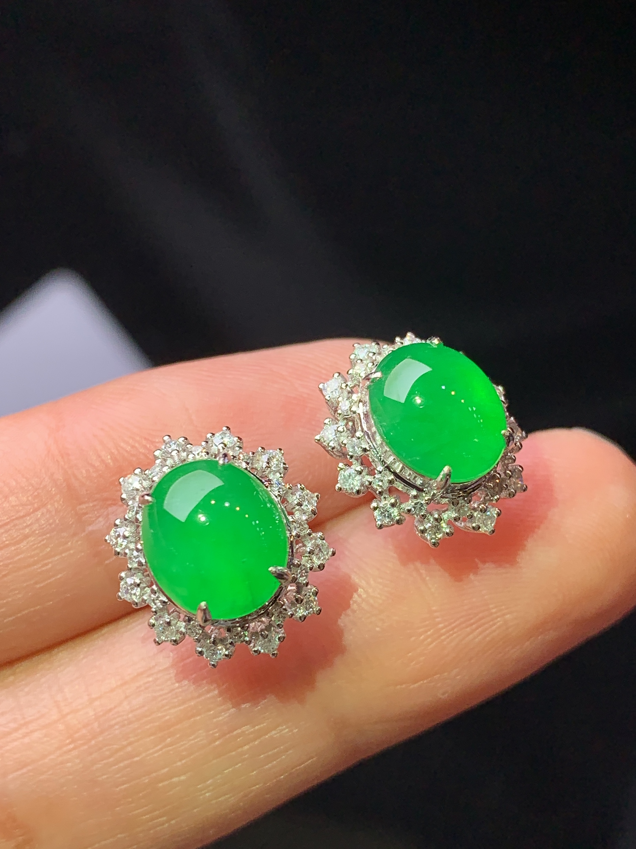 18k金钻镶嵌冰阳绿蛋面耳钉 玉质细腻 色泽艳丽清新 水润亮眼 整体尺寸13.6*12.3*8.8f
