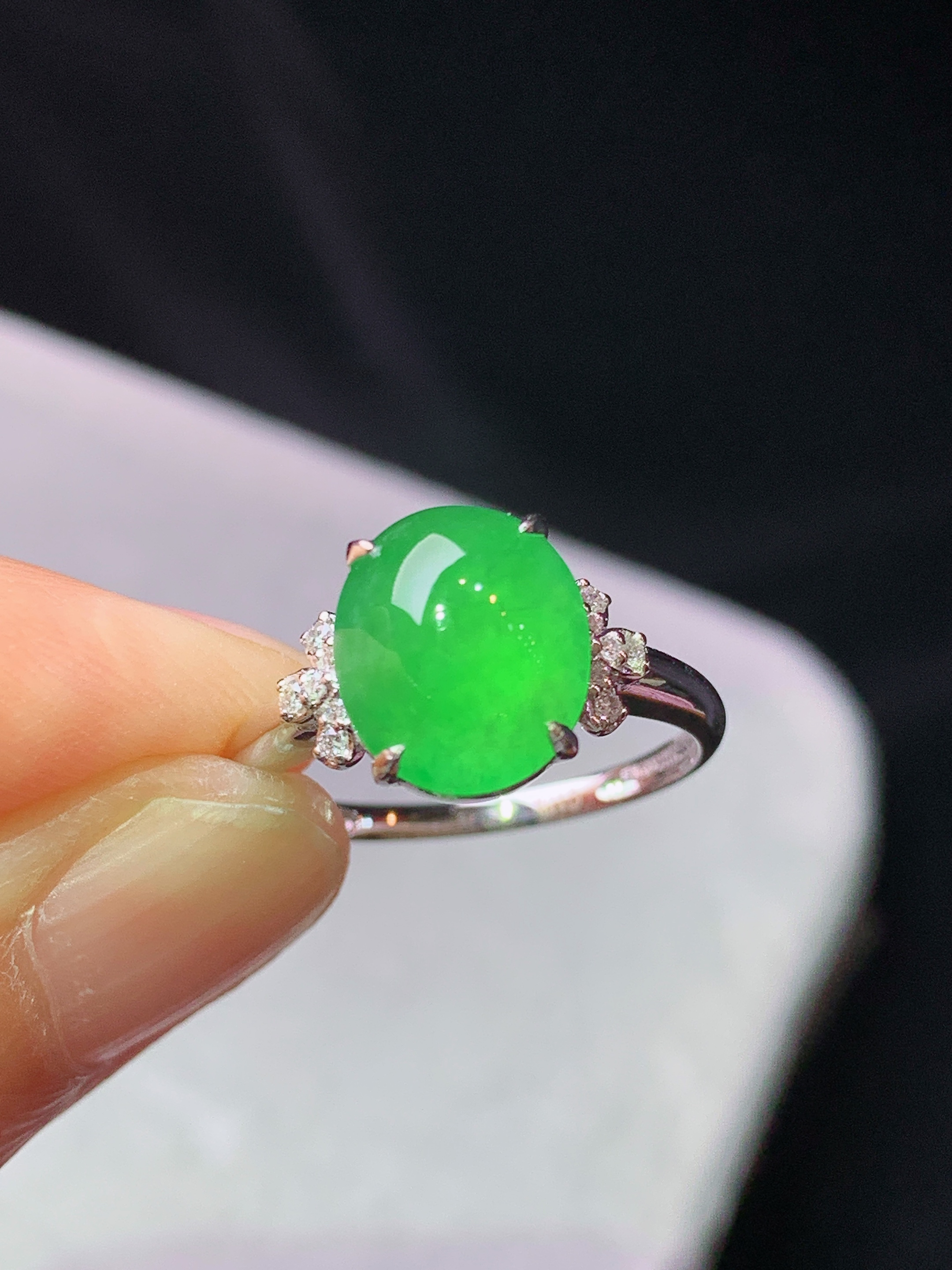 18k金钻镶嵌冰阳绿蛋面戒指 玉质细腻 色泽艳丽清新 水润亮眼 圈口14 裸石尺寸10.2*8.65f1
