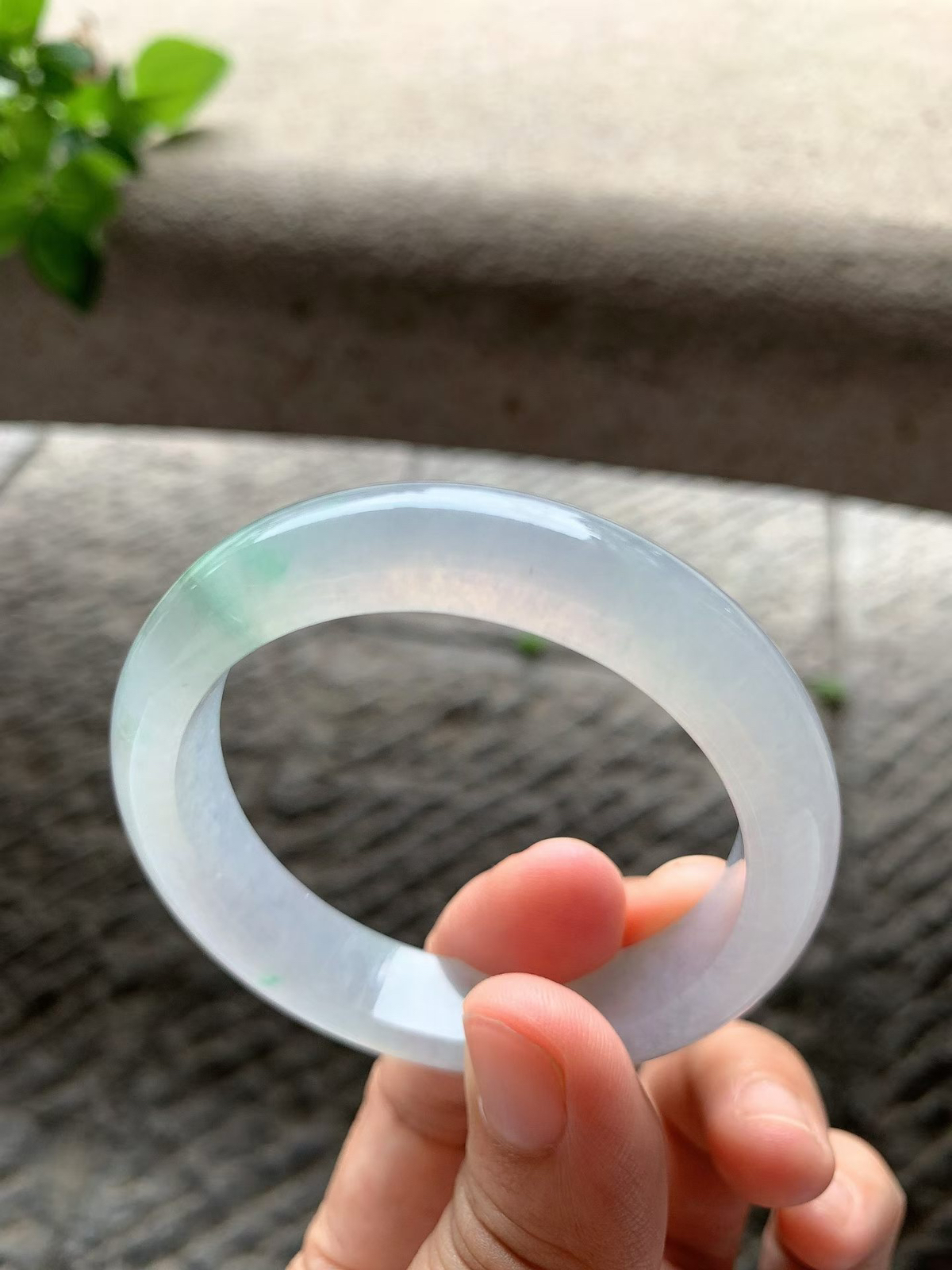 淡春彩正圈手镯尺寸50*12.8*8 老种通透，冰凝胶润，水头十足，淡粉紫底，柔和淡雅，飘几抹清新绿，灵动雅致，花色一处白棉！