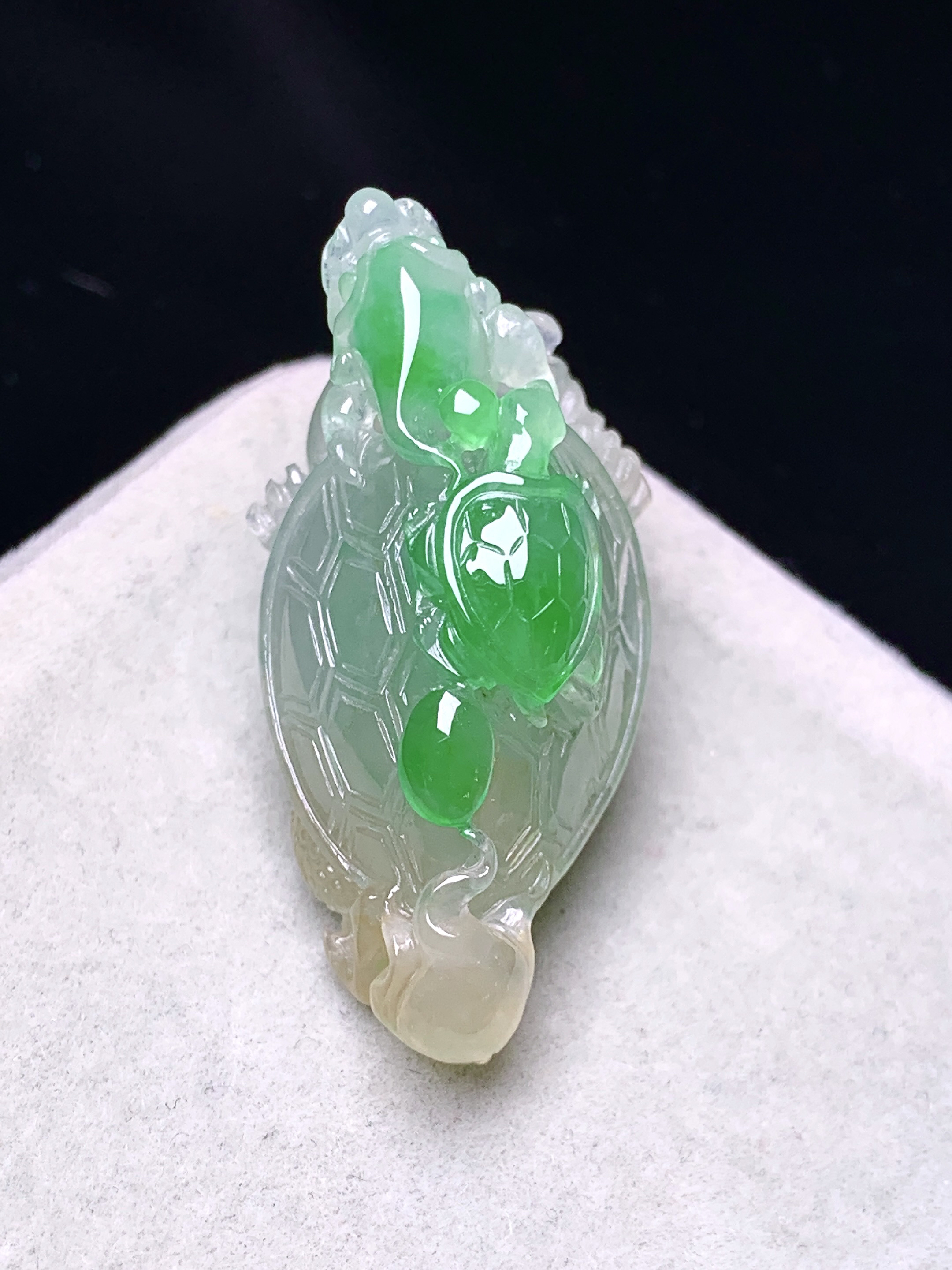 飘黄绿翡龙龟吊坠 玉质细腻 色泽艳丽清新 水润亮眼 整体尺寸34.8*17*16a5