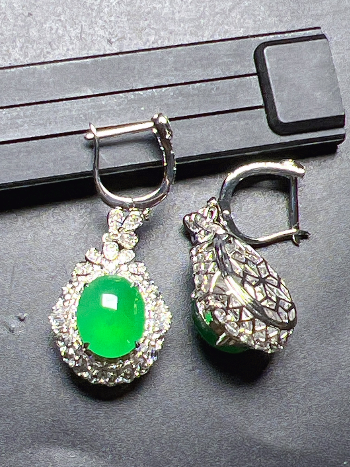 满绿耳坠种好色阳，整体尺寸33.5*15*10.5裸石尺寸10*8.5*4.3