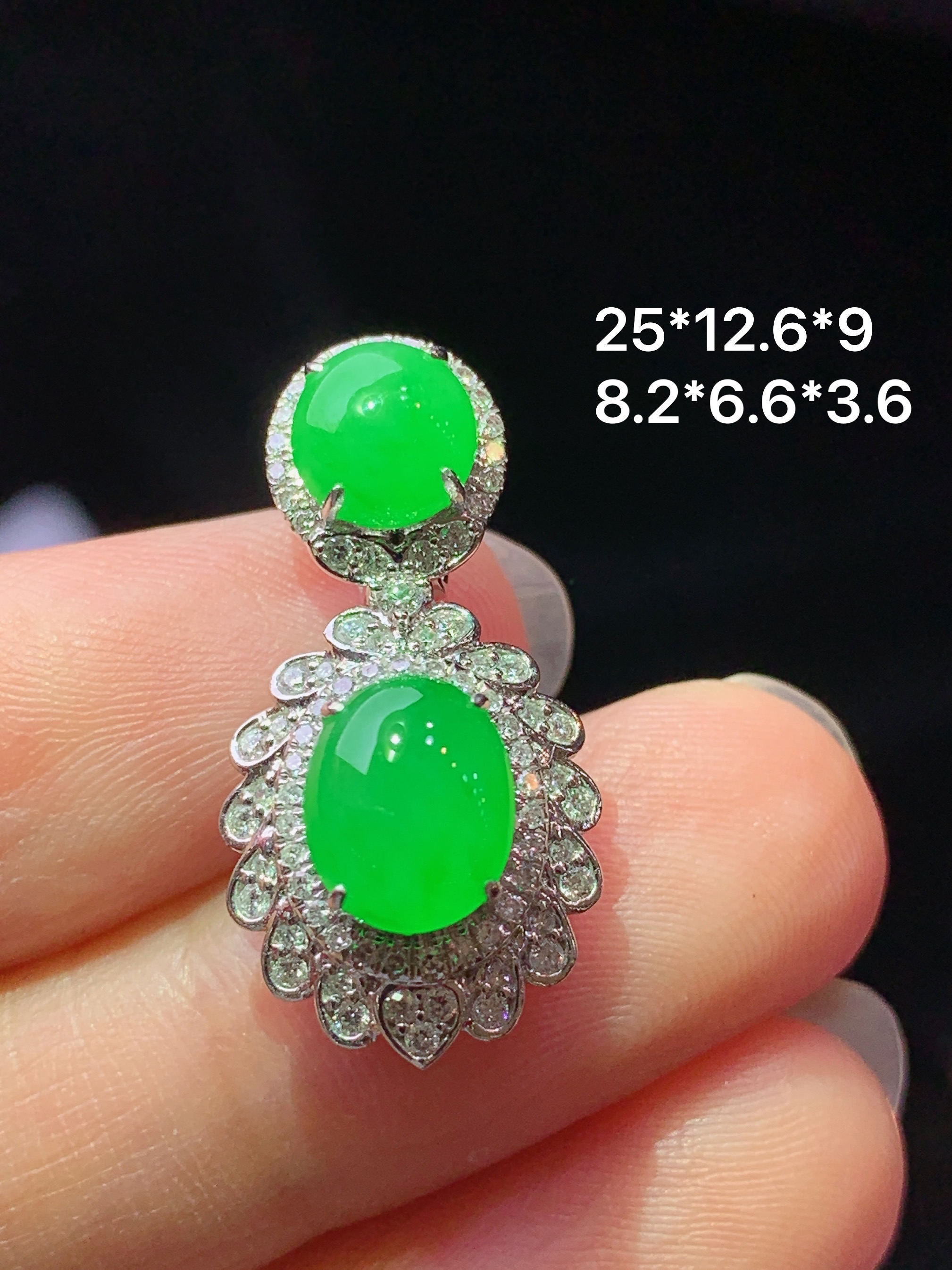 18k金钻镶嵌冰阳绿蛋面吊坠 玉质细腻 色泽艳丽清新 水润亮眼 整体尺寸25*12.6*9f1