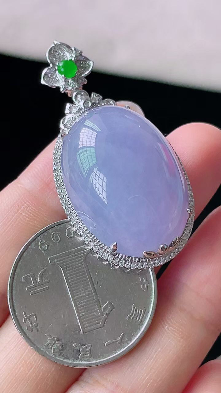 【翡翠名称】18K金豪华镶钻石冰紫鸽子蛋吊坠
【翡翠尺寸】含金42.2/21.2/15mm
【翡翠描述】宝贝种老水足，玉质细腻，色泽靓丽，性价比高，佩戴效果好！
【其它赠送】权威证书/精美挂绳盒子/支持全国复检