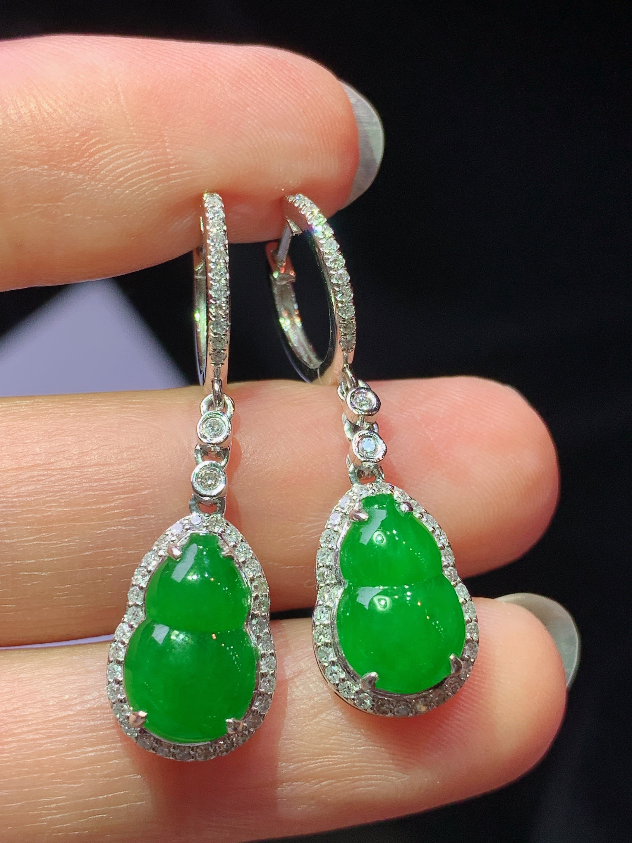 18k金钻镶嵌满绿葫芦耳坠 玉质细腻 色泽艳丽清新 水润亮眼 整体尺寸32.6*9.6*6.2f1