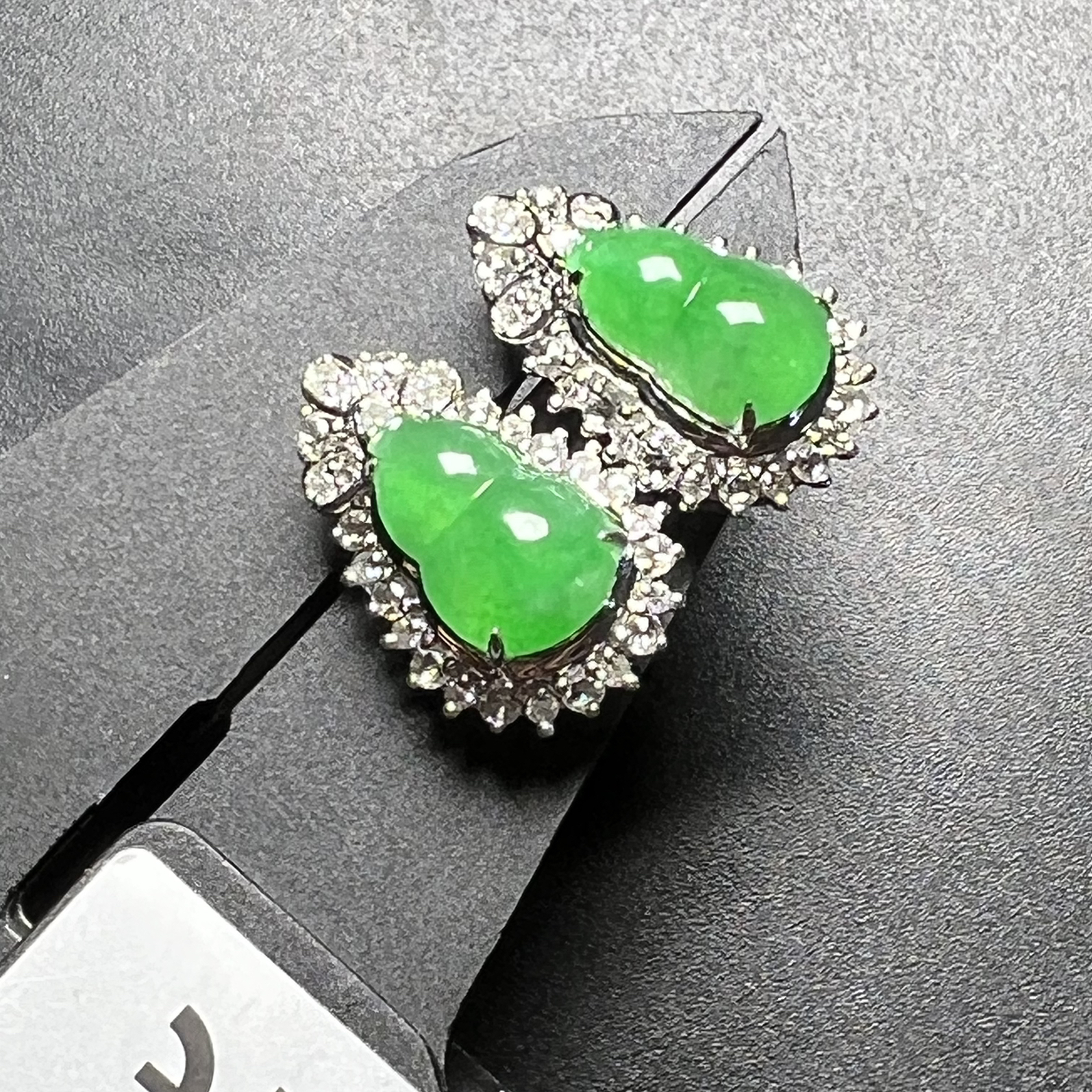 满色葫芦耳钉水头足饱满，整体尺寸16*10.7*8.2 祼石尺寸9.5*6.1*4