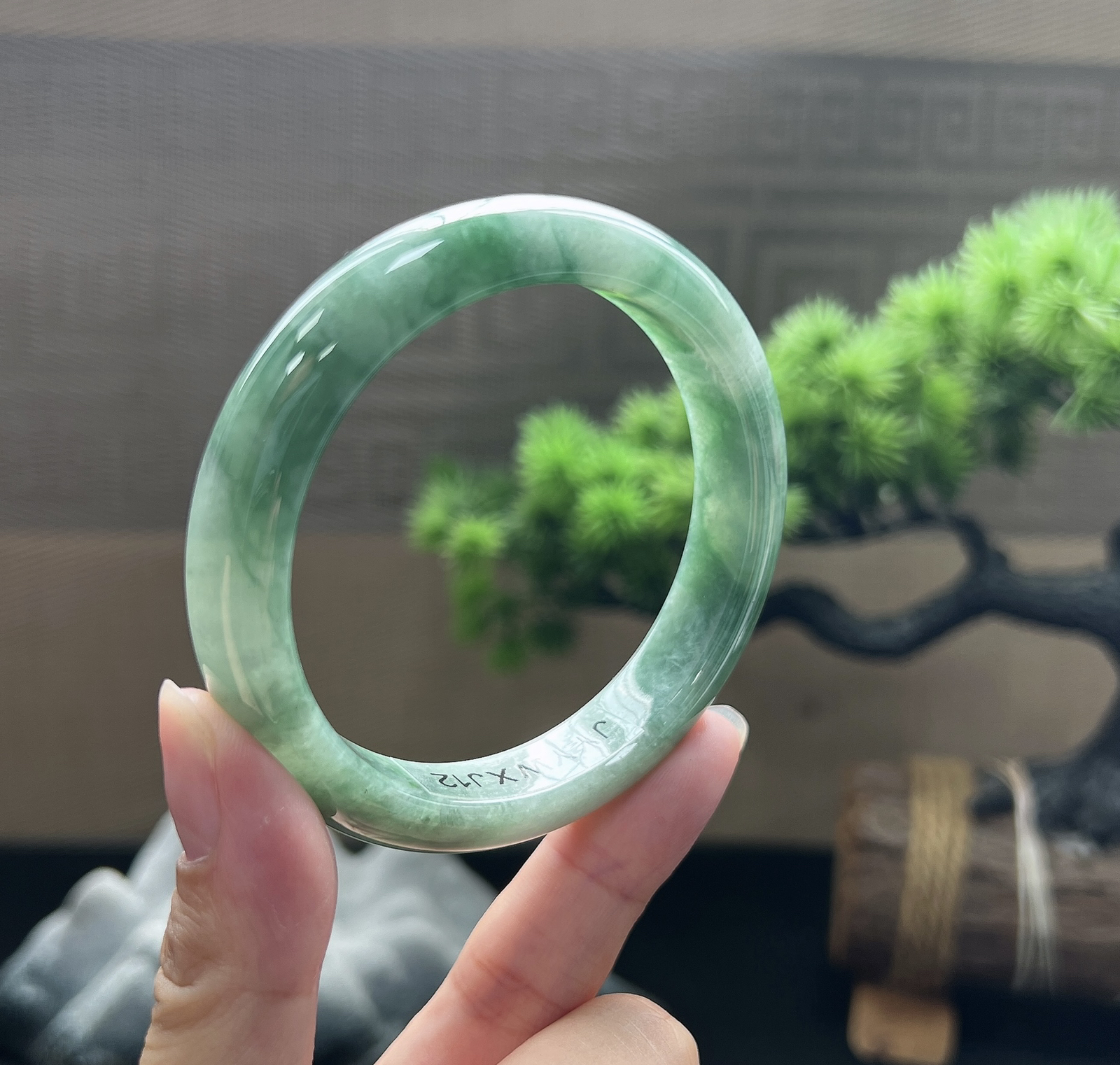 56正圈油青飘花手镯