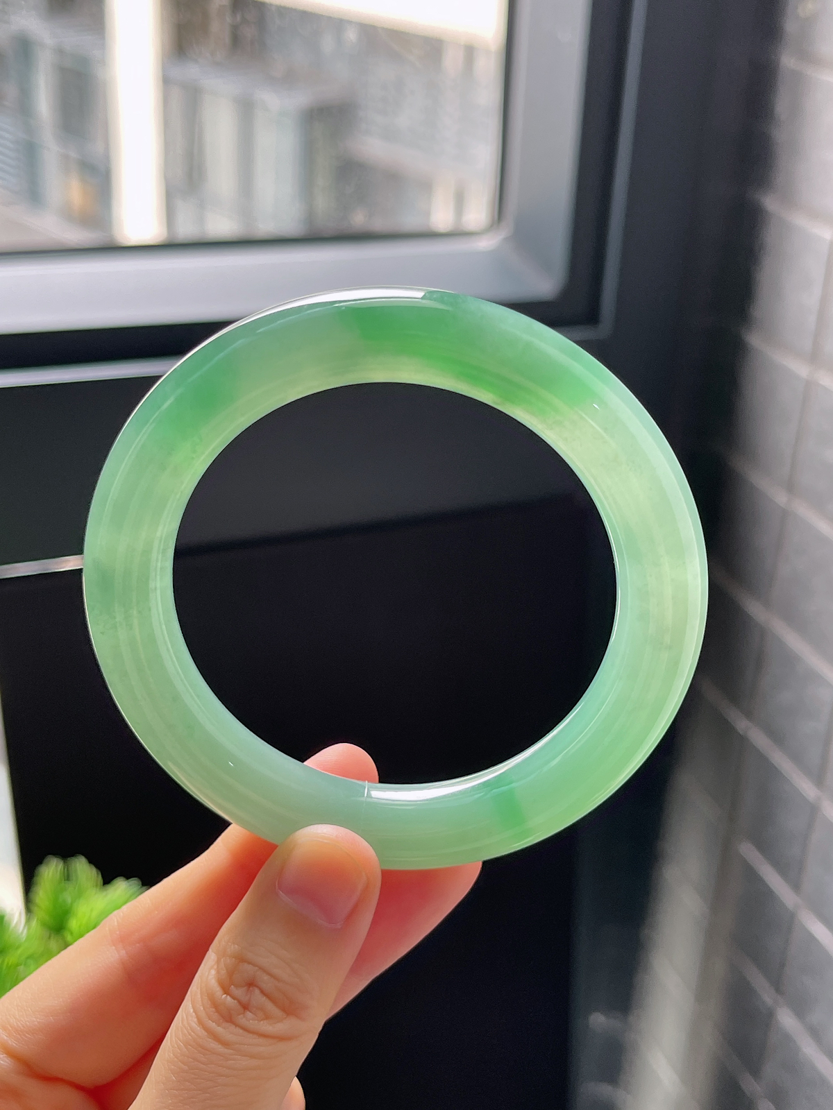 圆镯57.5圈口，翡翠冰糯种绿色手镯