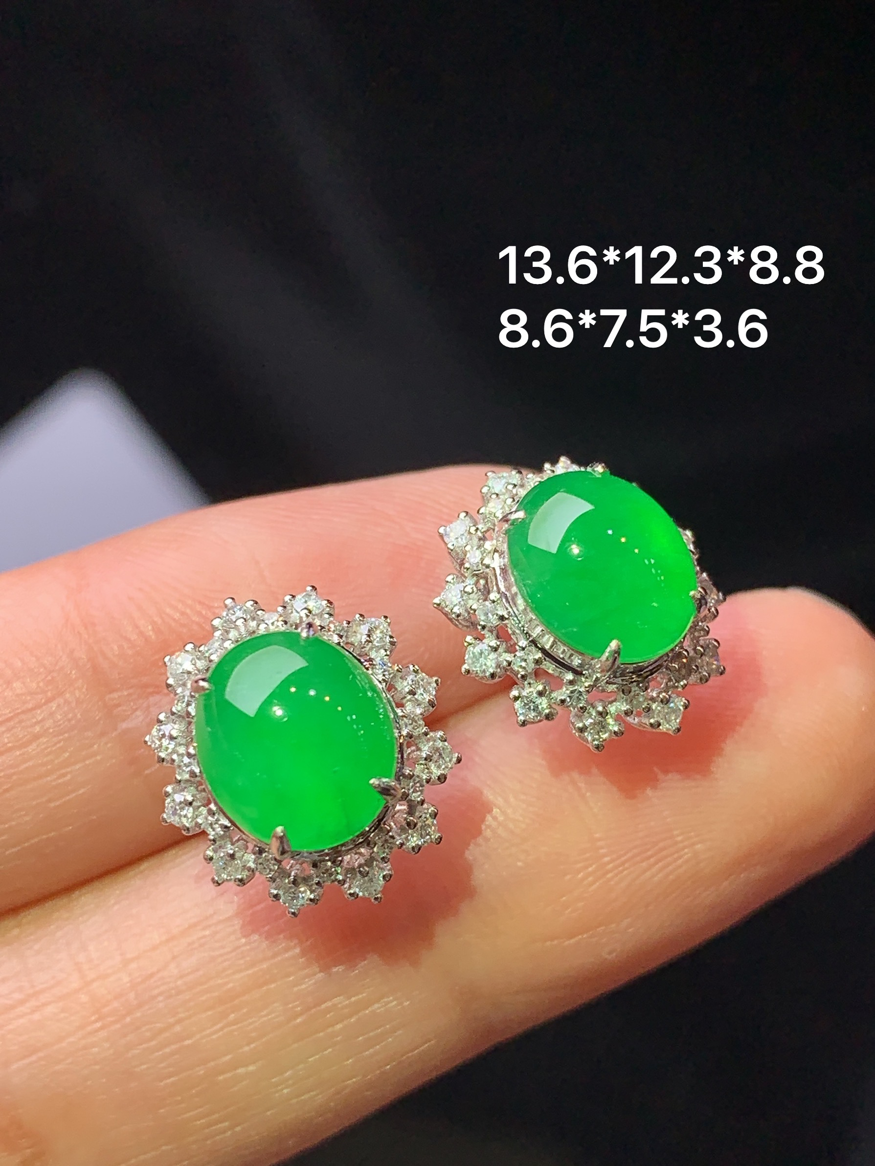 18k金钻镶嵌冰阳绿蛋面耳钉 玉质细腻 色泽艳丽清新 水润亮眼 整体尺寸13.6*12.3*8.8f1