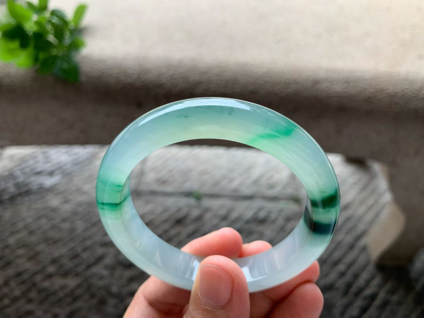 飘阳绿正圈手镯尺寸55.5*12.5*8.5 老种，通体冰透，水头充盈，果冻感十足，翠色鲜阳，灵气清雅！