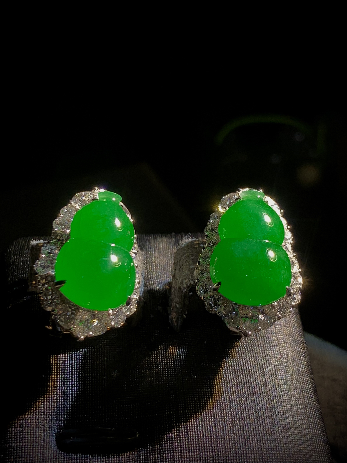 葫芦耳拍耳钉，裸石16-11-4.5mm，
整体21.5-14.8-9.5mm，
18K金，南非钻，