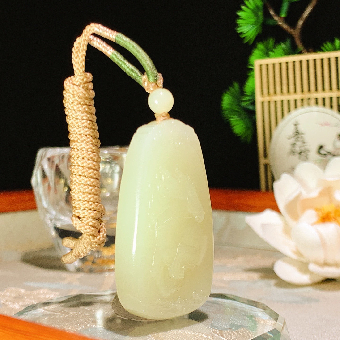 新疆和田玉若羌黄口料一马当先马挂件。尺寸45/25/10重26.5克 玉质细腻油润 底色纯净 脂粉好，品质好。lt260425