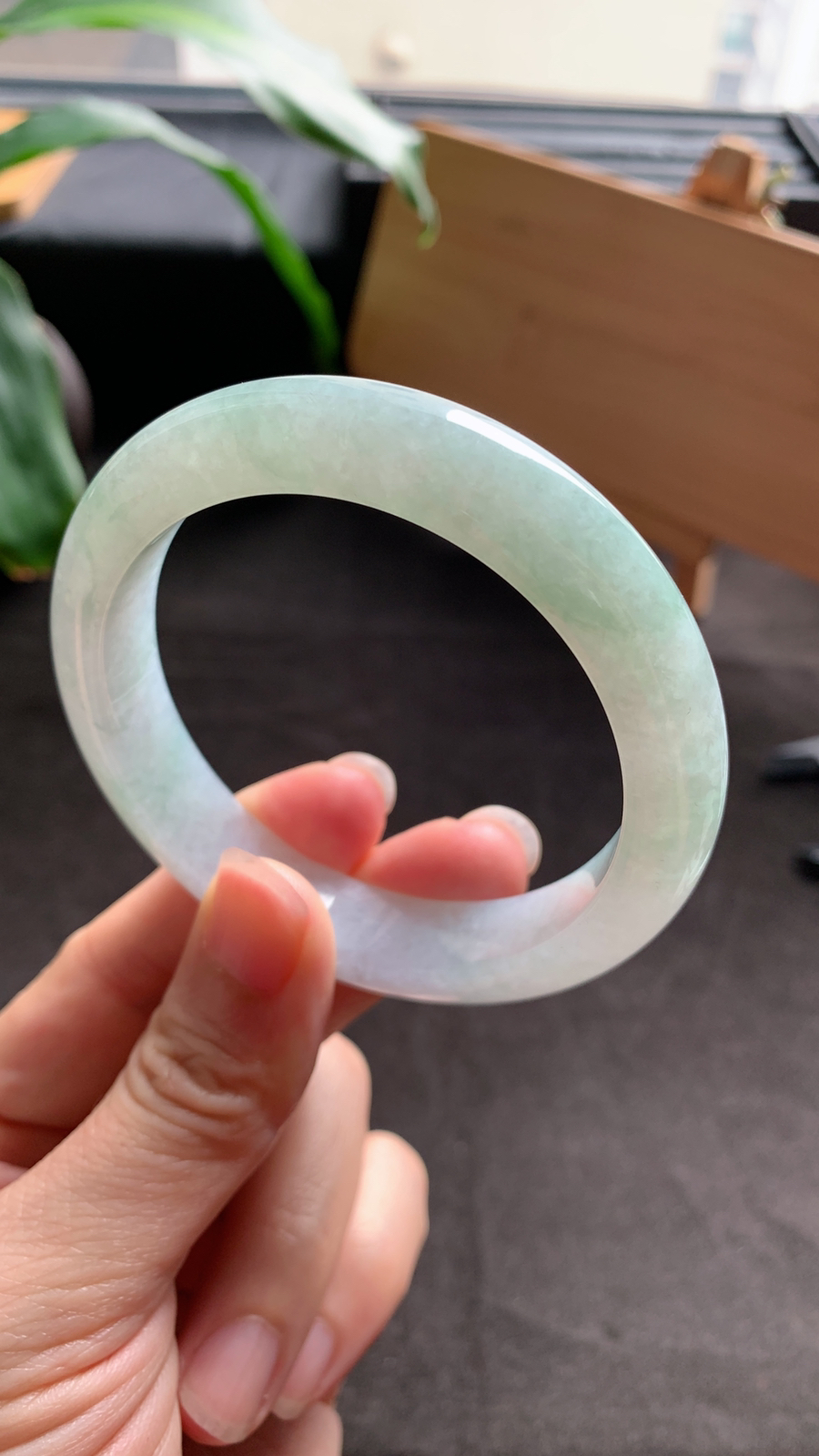 57圈口 天然A货翡翠底色绿手镯 种水好