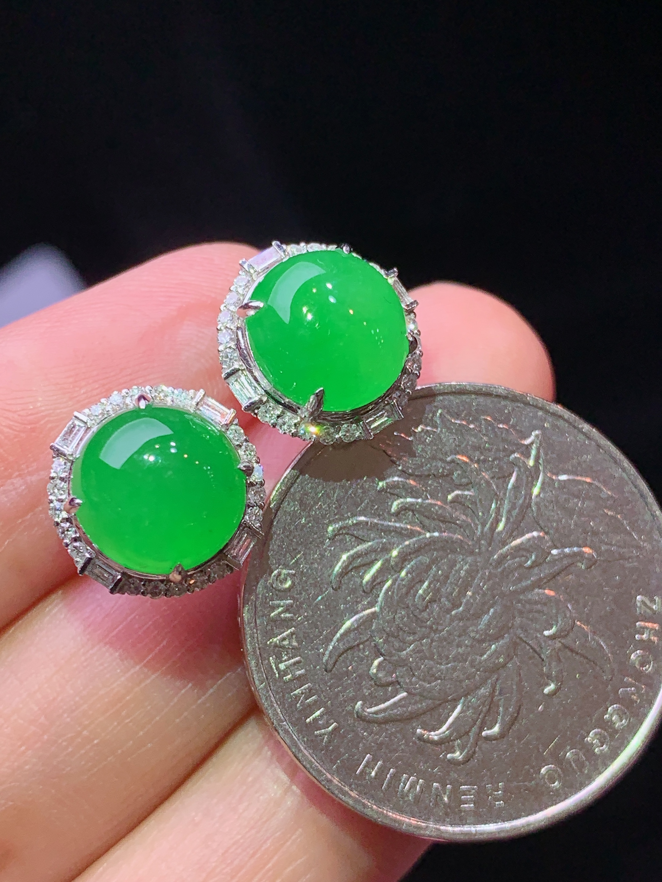 18k金钻镶嵌冰阳绿蛋面耳钉 玉质细腻 色泽艳丽清新 水润亮眼 整体尺寸11.8*7.2f1