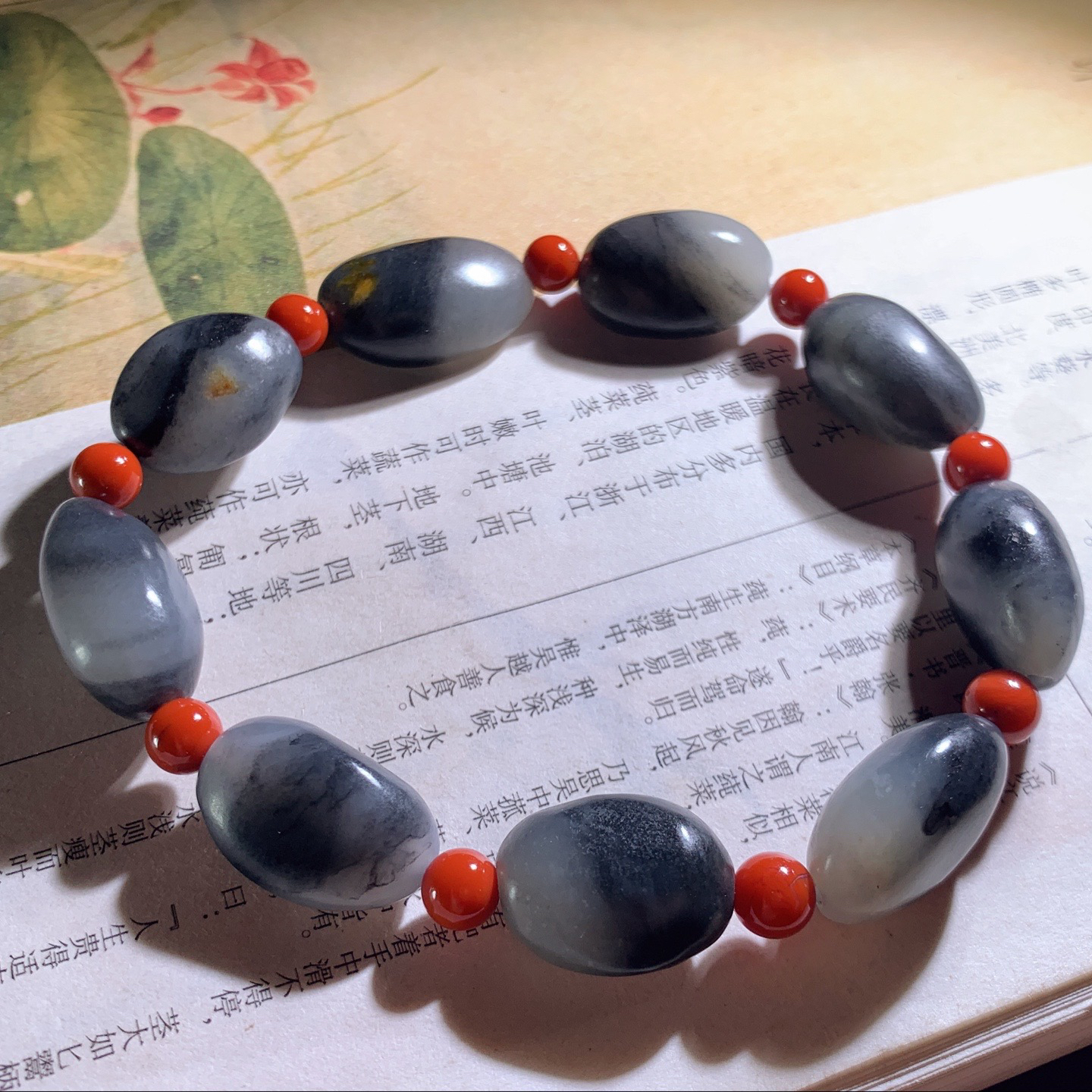 新疆和田玉籽料青花原石手串 单颗尺寸19/11/10重30.5克。玉质细腻油润。手推出油。佩戴高端典雅。lt260424