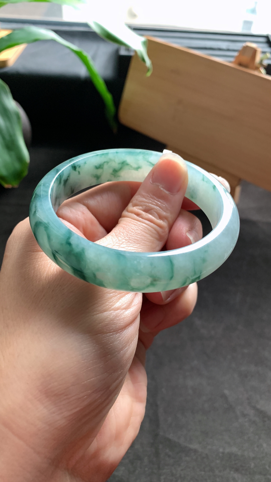 58圈口 天然A货翡翠飘花手镯 版型宽厚