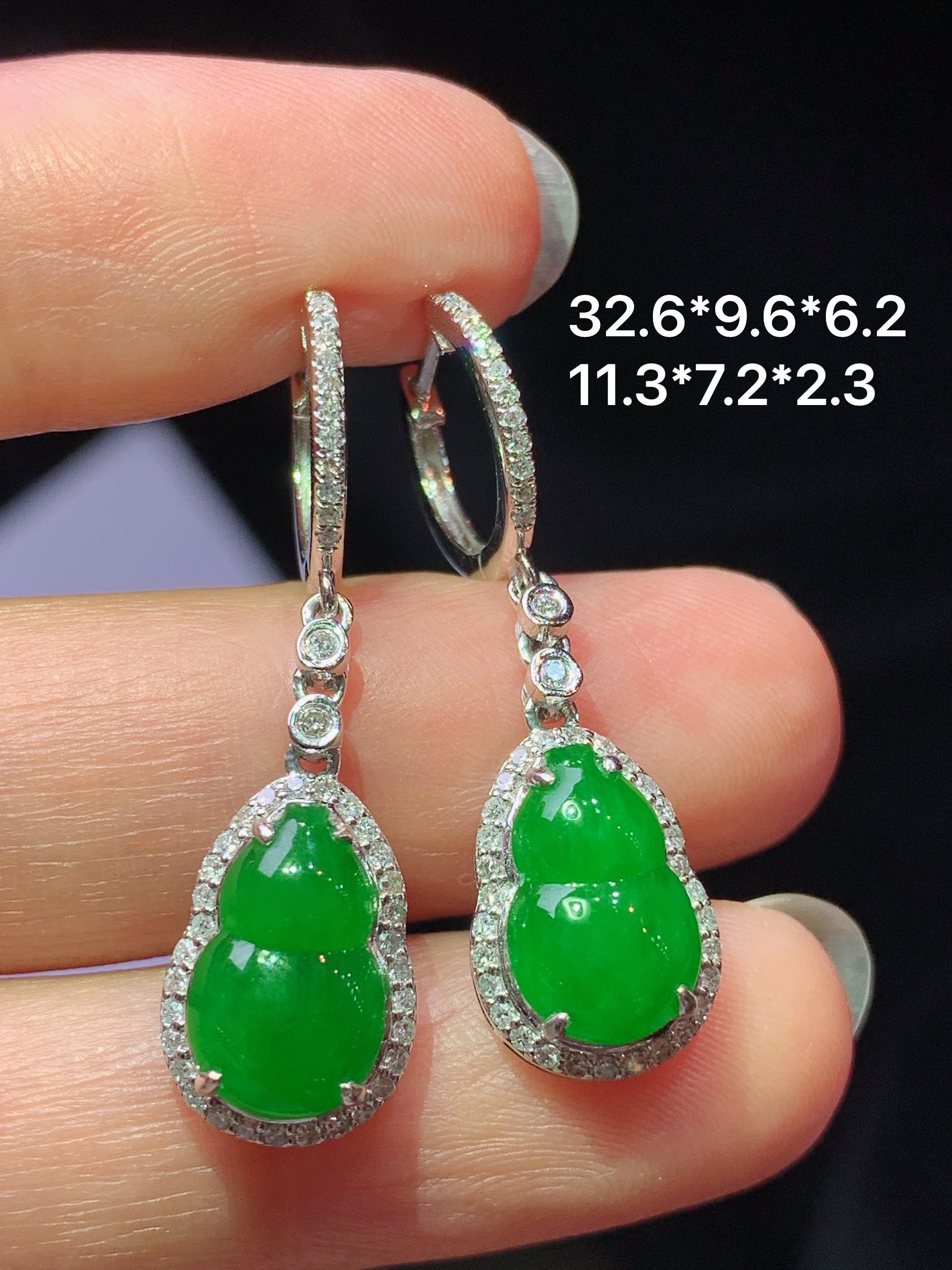 18k金钻镶嵌满绿葫芦耳坠 玉质细腻 色泽艳丽清新 水润亮眼 整体尺寸32.6*9.6*6.2f1