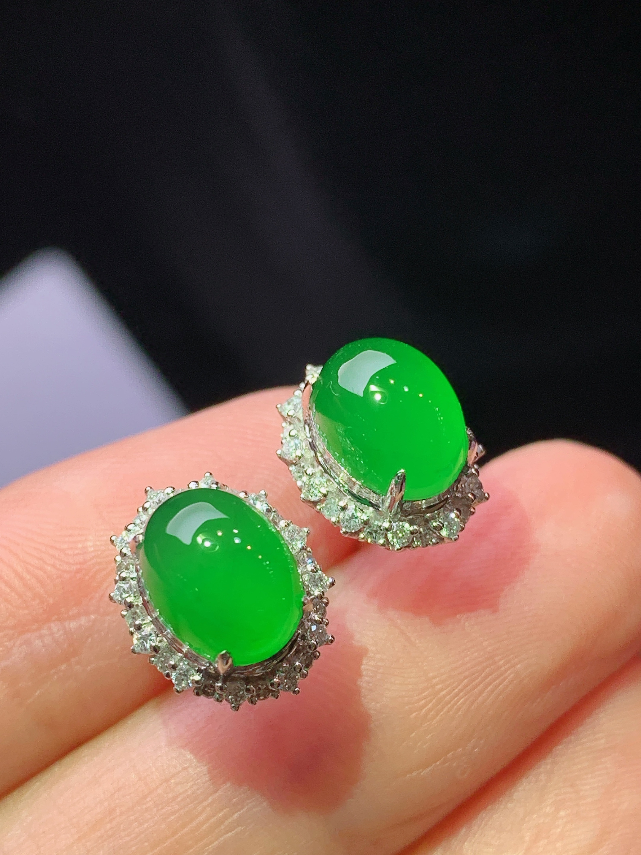 18k金钻镶嵌满绿蛋面耳钉 玉质细腻 色泽艳丽清新 水润亮眼 整体尺寸11.6*9.5*8.8f1