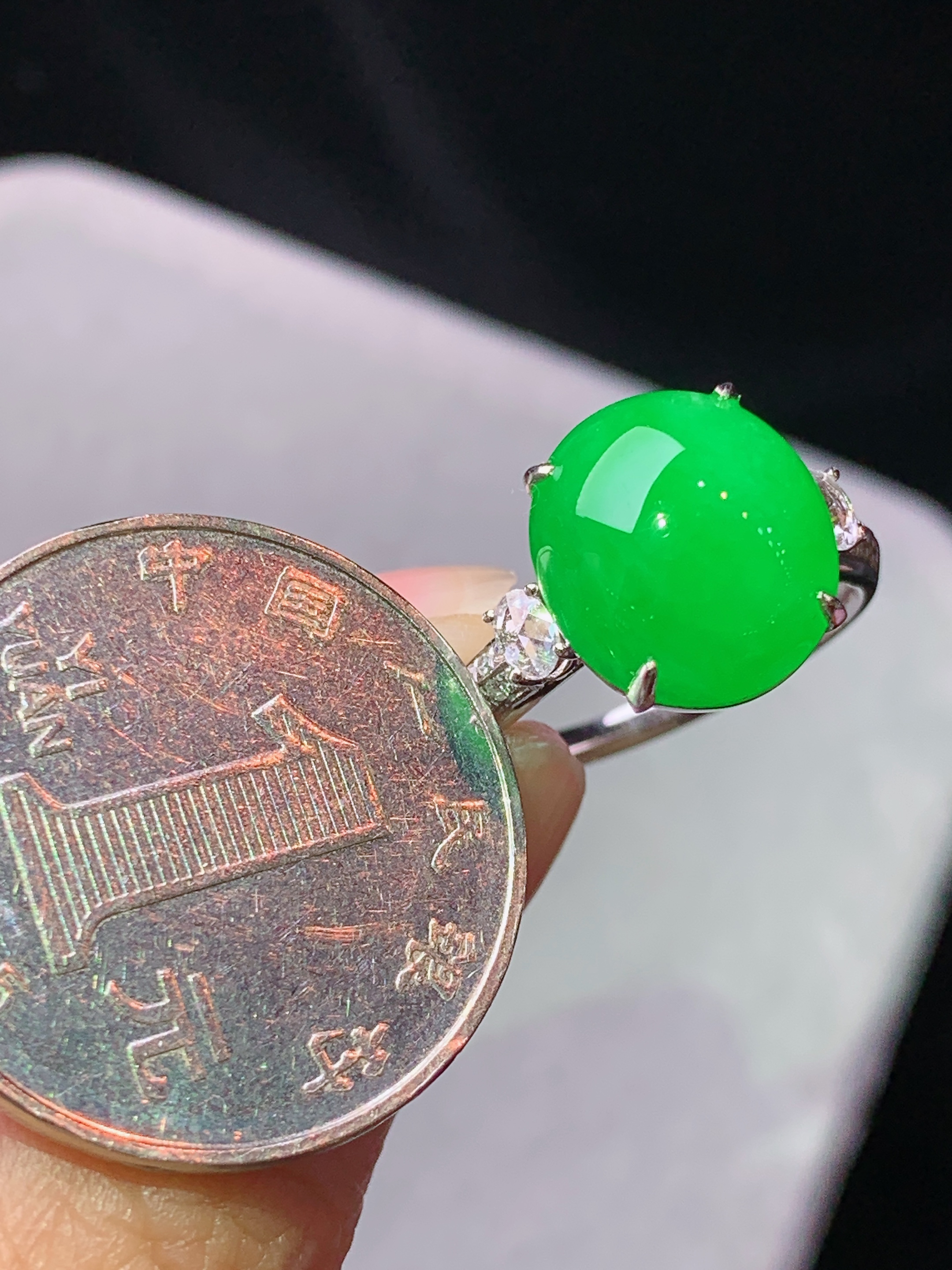 18k金钻镶嵌冰阳绿蛋面戒指 玉质细腻 色泽艳丽清新 水润亮眼 圈口14 裸石尺寸12.5*11.2*5.8f1