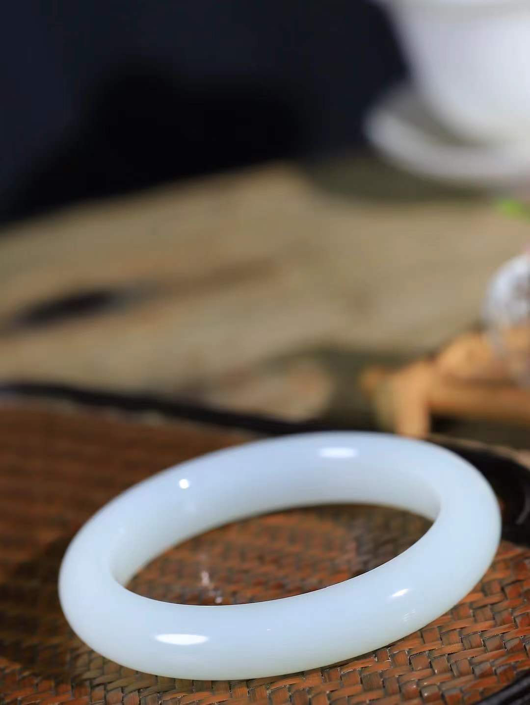 【情有独钟.手镯】

精品和田玉白玉手镯 玉质温润细腻 油性十足 手感舒适，高华雅逸，线条流畅，简约大气，美自天成，素雅高贵。佩戴于腕间，婉约之美 举手投足间透出那低调奢华。重68克 内径58.5mm 尺寸12.6-10.3mm   FDL-79402551