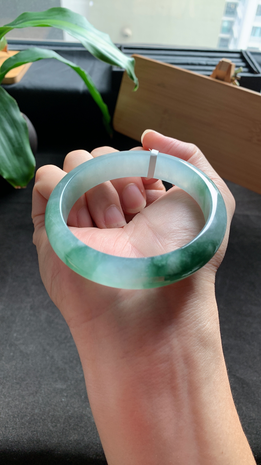 58圈口 天然A货翡翠飘花手镯 种水好 版型宽厚