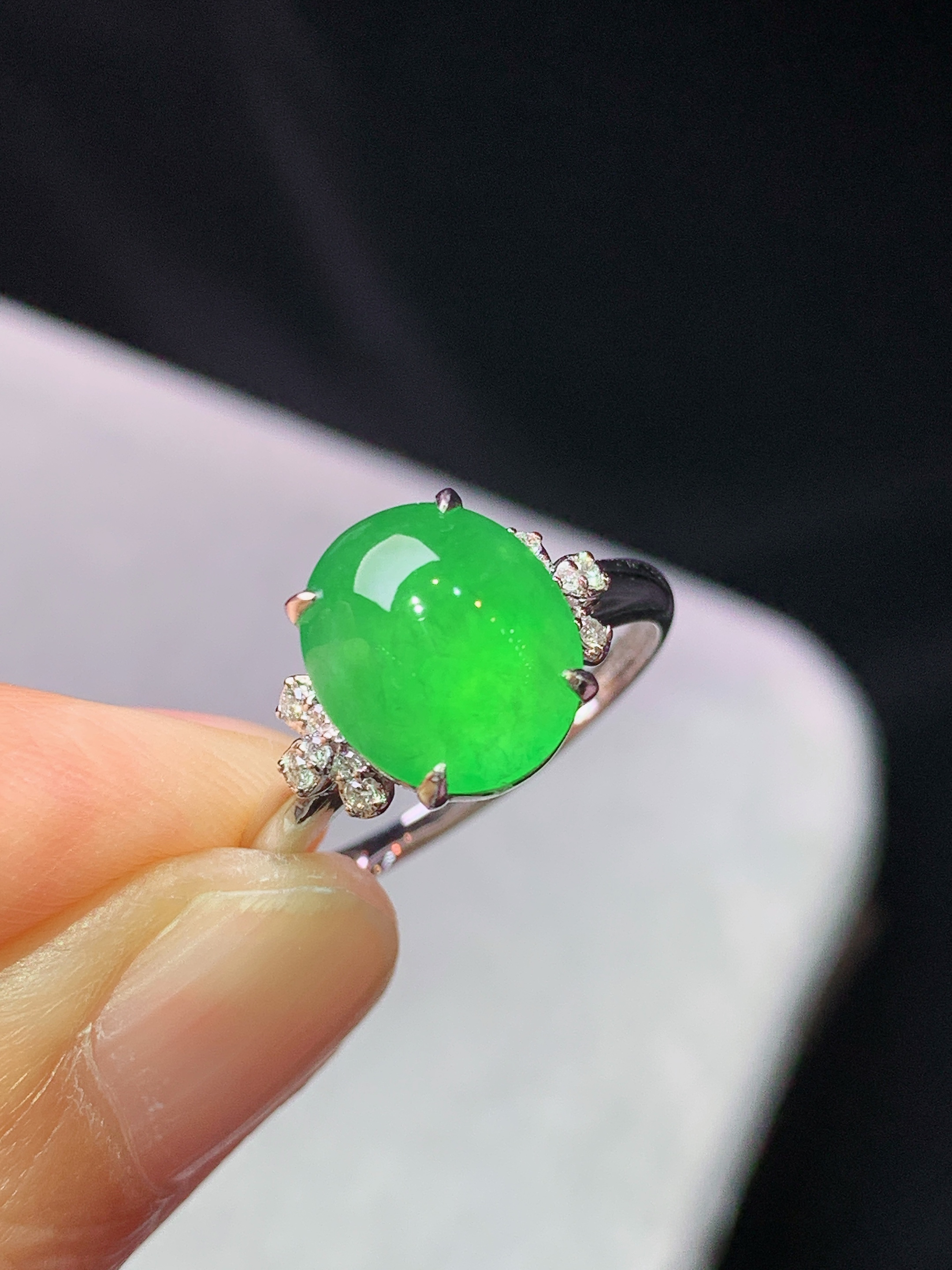 18k金钻镶嵌冰阳绿蛋面戒指 玉质细腻 色泽艳丽清新 水润亮眼 圈口14 裸石尺寸10.2*8.65