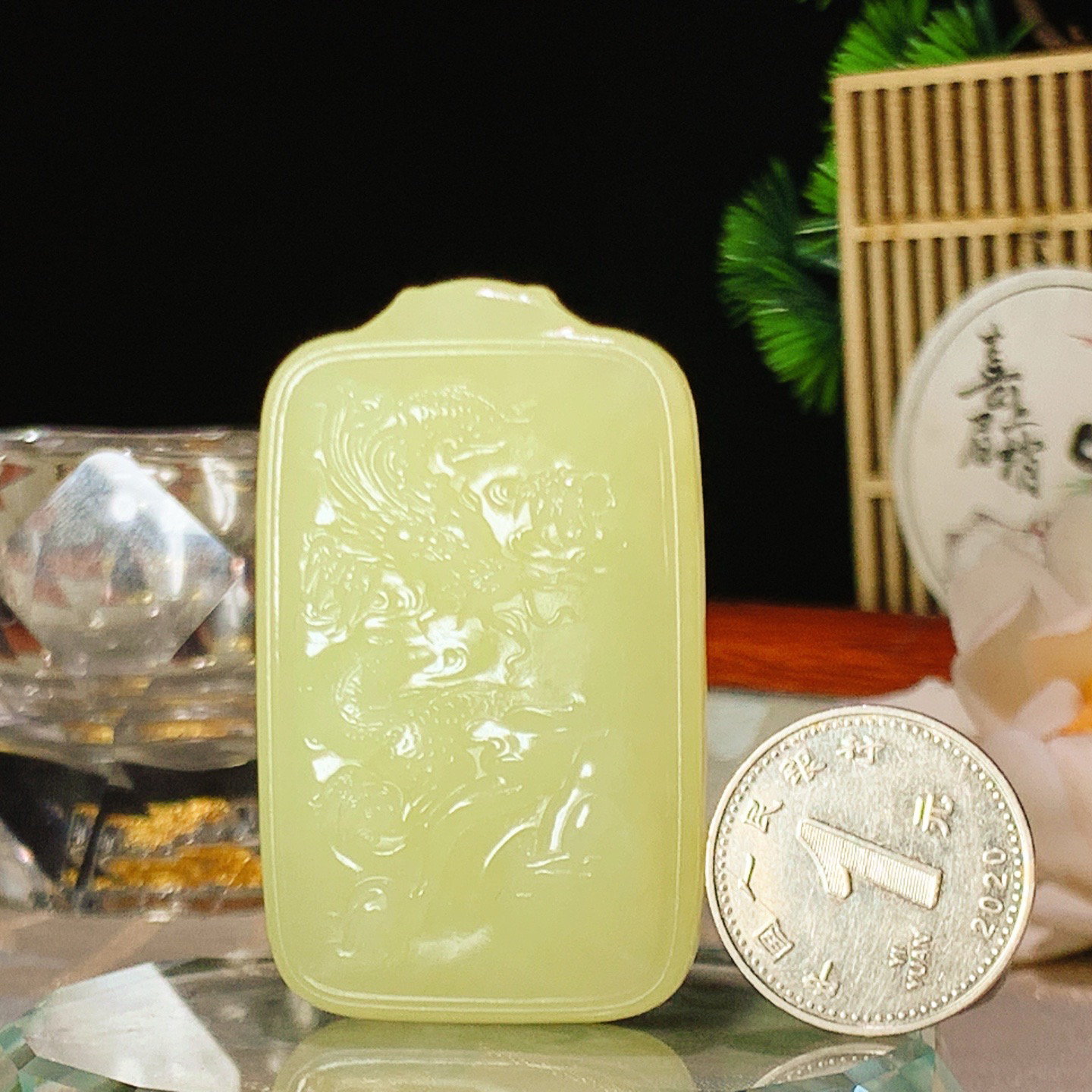 新疆和田玉若羌黄口料龙行天下龙挂件。尺寸51/31/11重40.5克 玉质细腻油润 底色纯净 脂粉好，品质好。lt260425