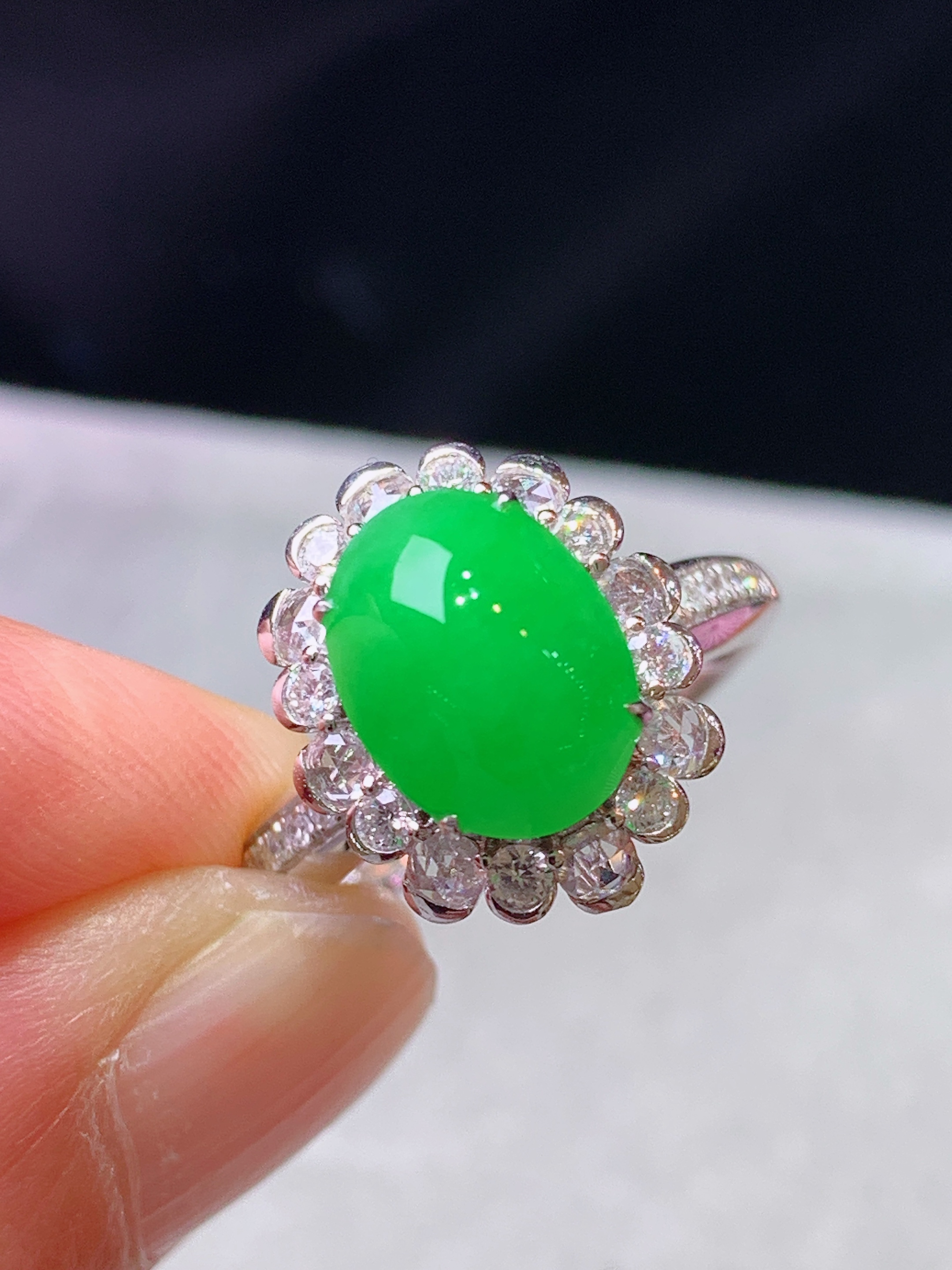 18k金钻镶嵌冰阳绿蛋面戒指 玉质细腻 色泽艳丽清新 水润亮眼 圈口14 整体尺寸14.5*12.2