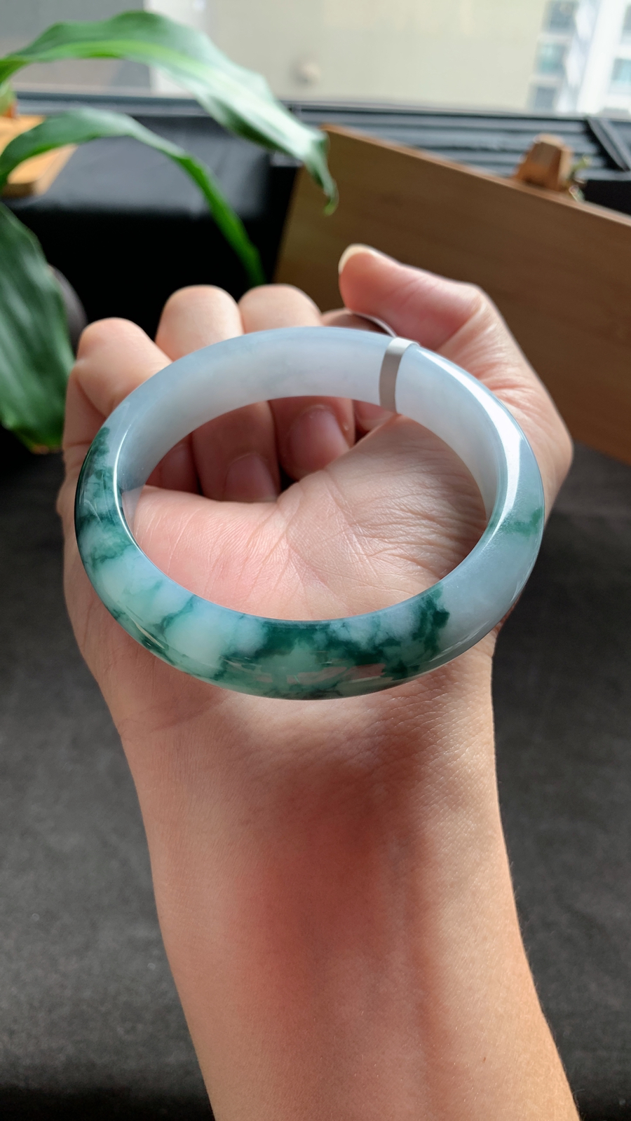 56圈口 天然A货翡翠飘花手镯 花色灵动 半山水