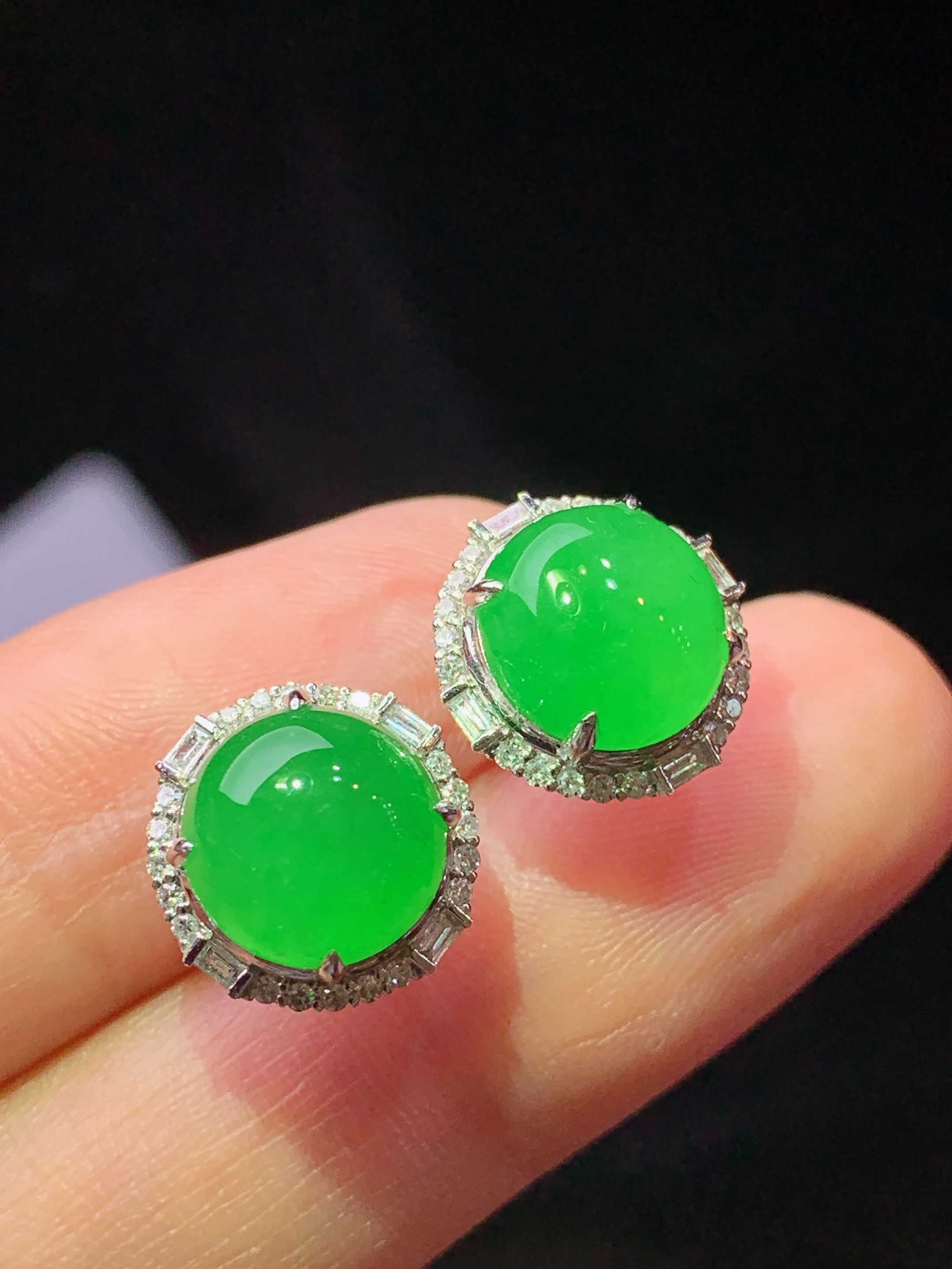 18k金钻镶嵌冰阳绿蛋面耳钉 玉质细腻 色泽艳丽清新 水润亮眼 整体尺寸11.8*7.2f1