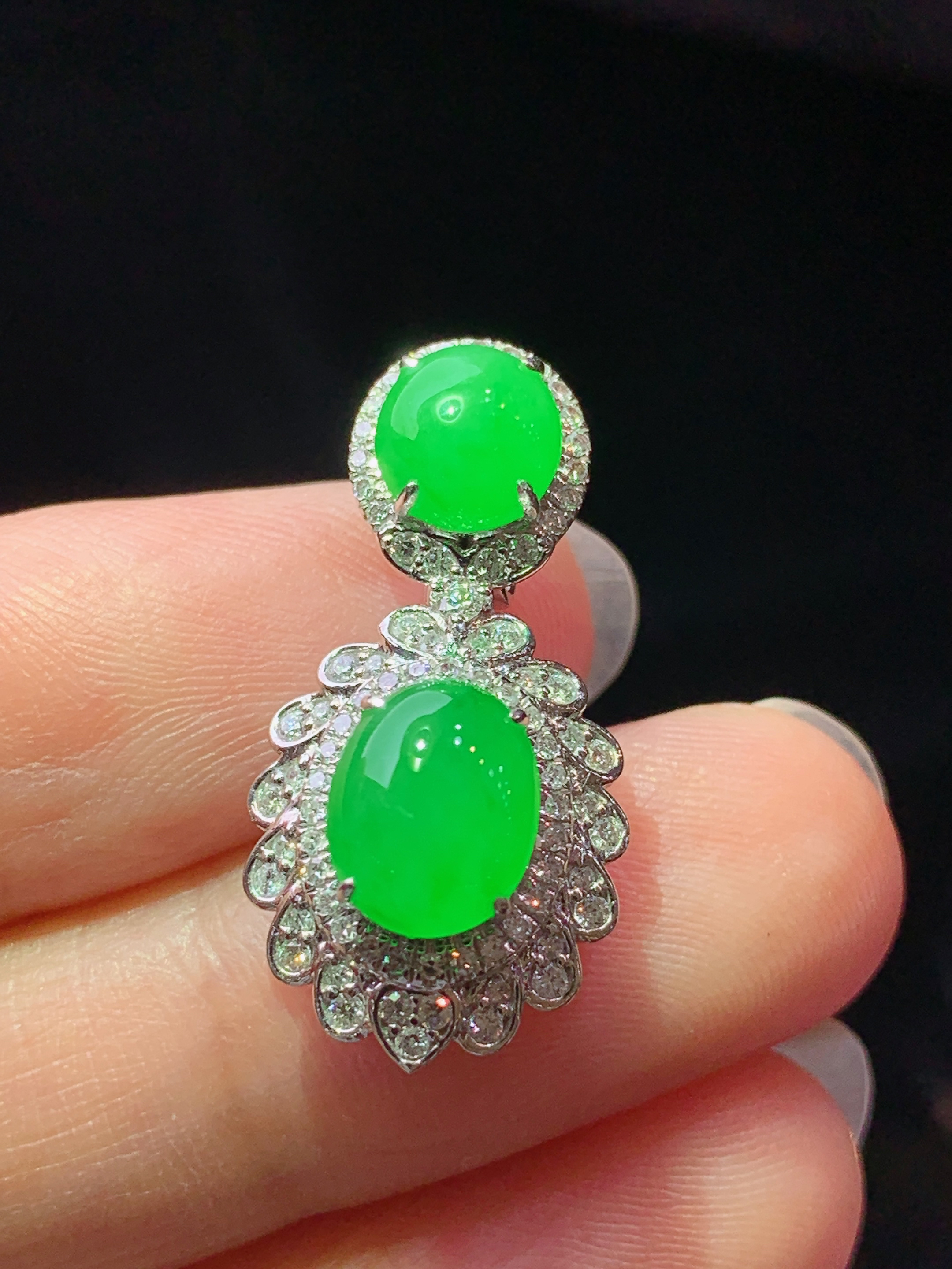 18k金钻镶嵌冰阳绿蛋面吊坠 玉质细腻 色泽艳丽清新 水润亮眼 整体尺寸25*12.6*9f1