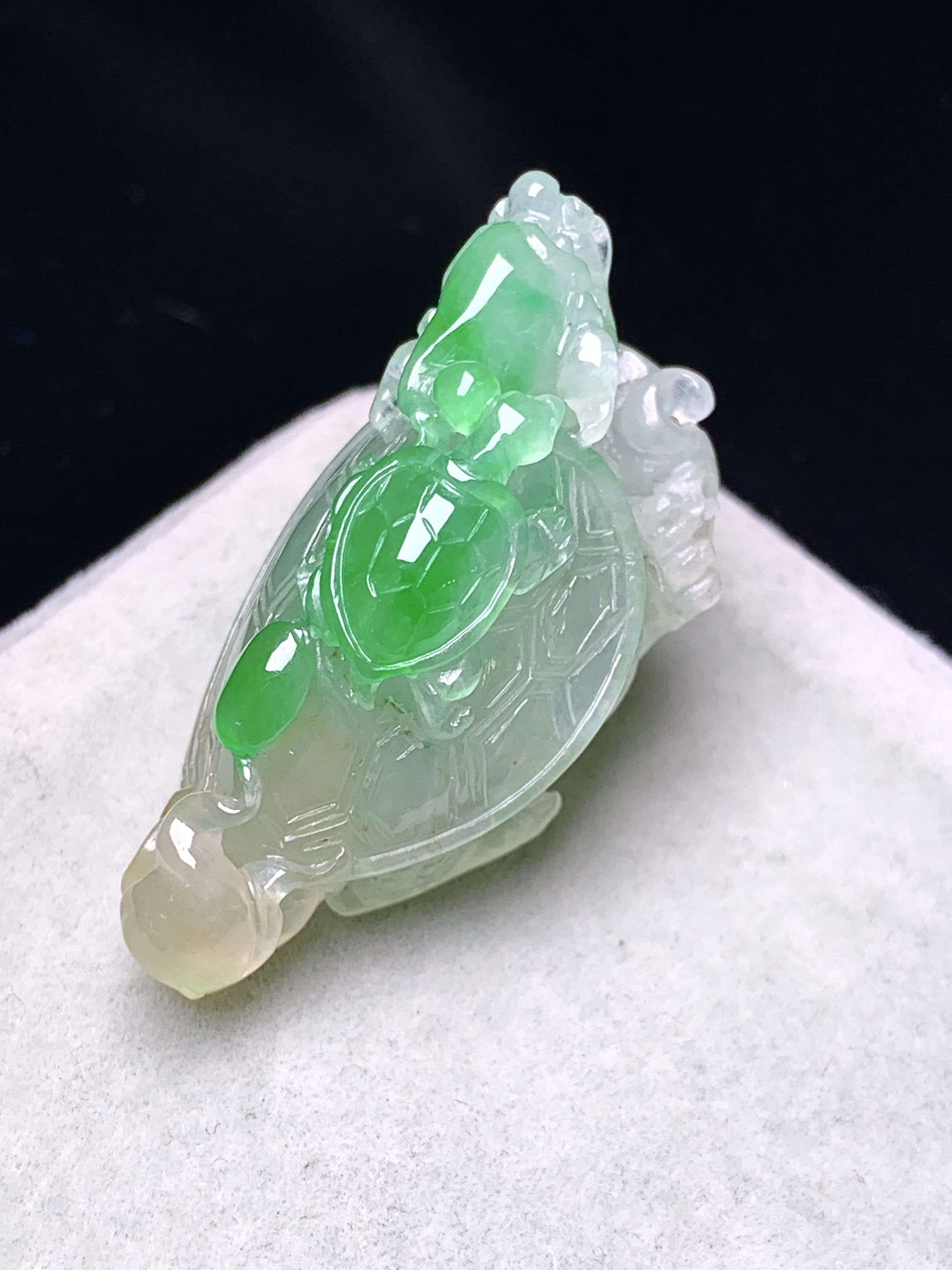 飘黄绿翡龙龟吊坠 玉质细腻 色泽艳丽清新 水润亮眼 整体尺寸34.8*17*16a5