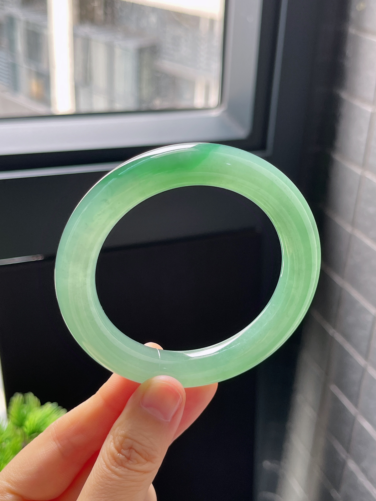 圆镯54.8圈口，翡翠冰糯种绿色手镯