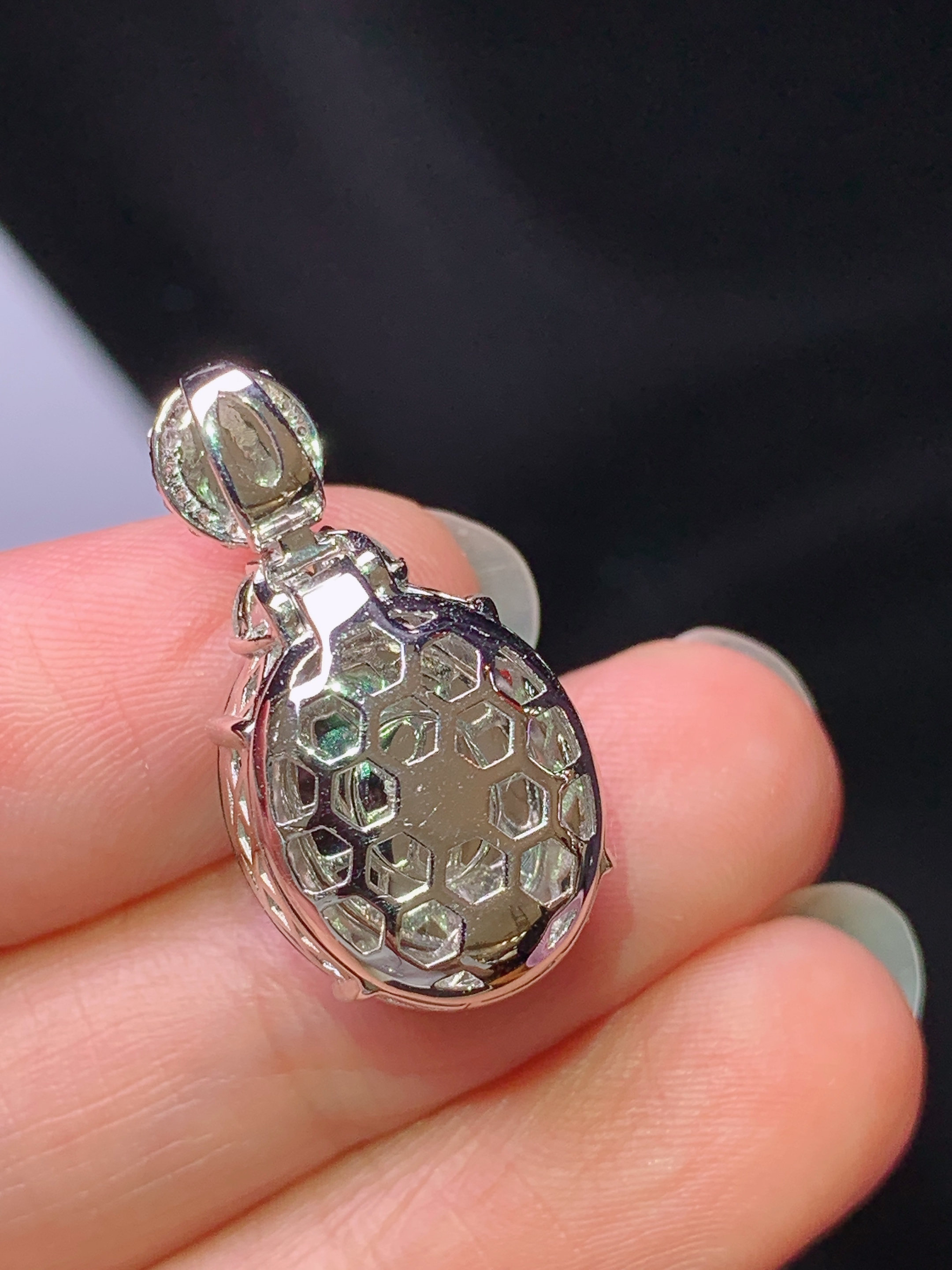 18k金钻镶嵌满绿蛋面吊坠 玉质细腻 色泽艳丽清新 水润亮眼 整体尺寸24.8*13*13f1