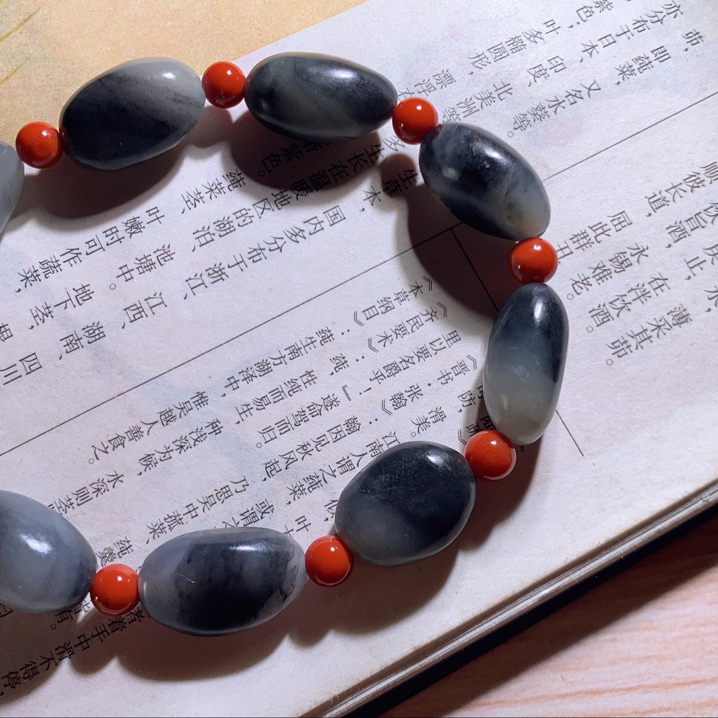 新疆和田玉籽料青花原石手串 单颗尺寸19/11/10重30.5克。玉质细腻油润。手推出油。佩戴高端典