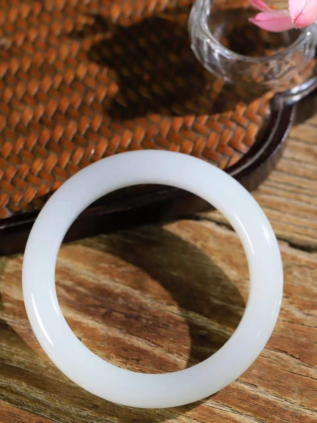 【一见钟情·手镯】

精品和田玉白玉手镯。镯型饱满，温润细腻，脂润沁香。️执一卷书，沏一盏茶，着一袭裙，戴一只镯。淡淡浅笺，素心若兰，静赏玉中诗画。悠悠岁月，芊手轻摘，盛满诗样芳华。重56.7克   内径圈口56mm 尺寸11.7-9.5mm  FDA-55471904