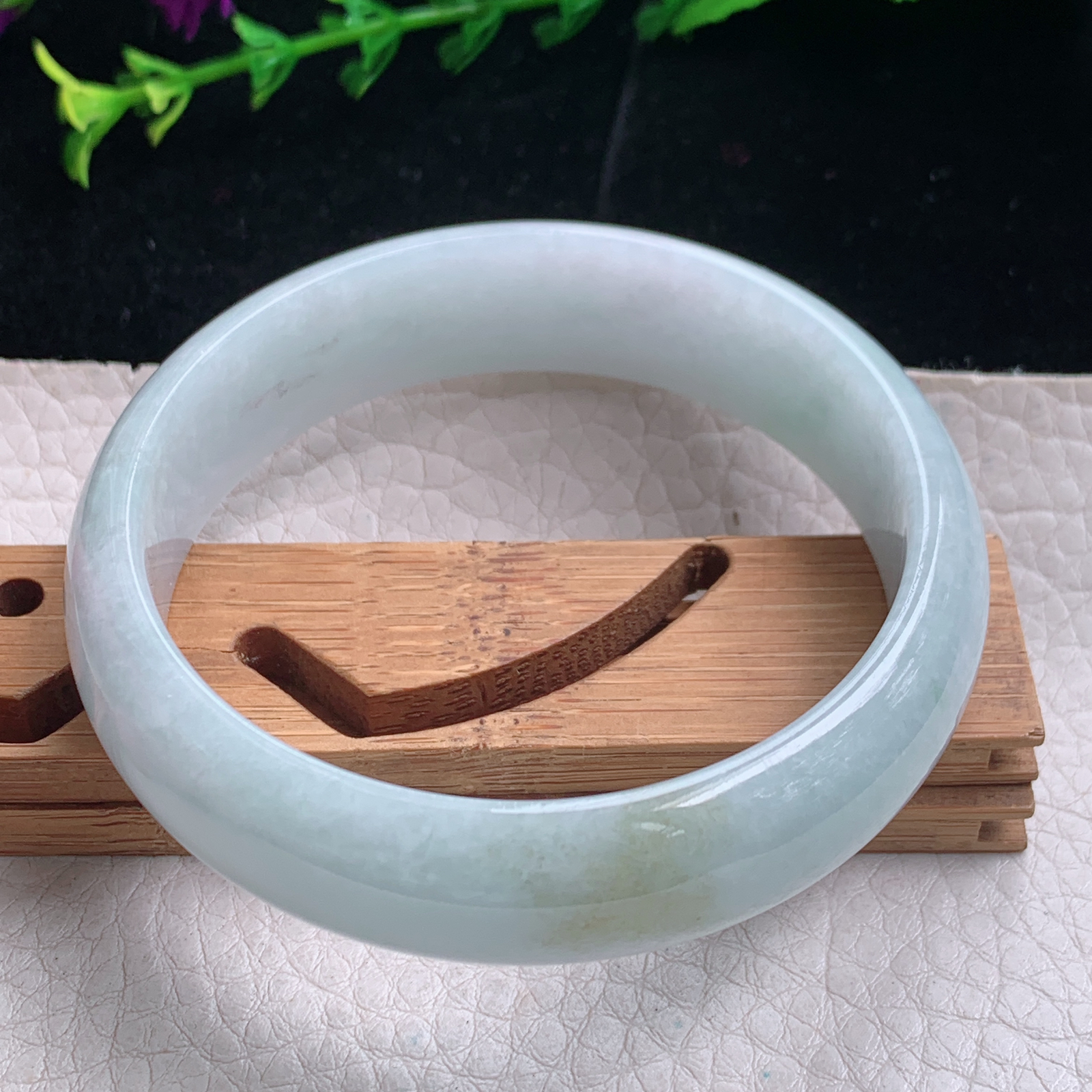 Ll自然光56*15*6.5轮胎镯缅甸翡翠手镯淡绿撒金宽边厚装镯 正圈平安镯