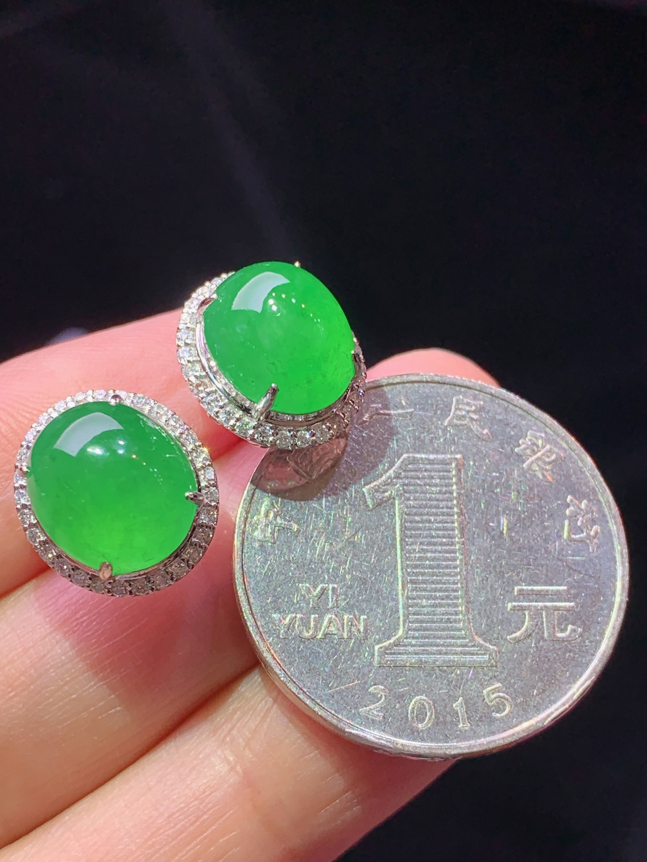 18k金钻镶嵌冰阳绿蛋面耳钉 玉质细腻 色泽艳丽清新 水润亮眼 整体尺寸13*11.8*9.5f1