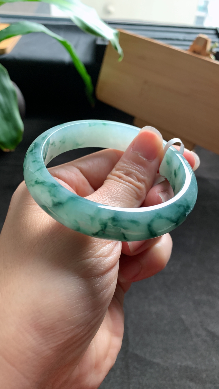 58圈口 天然A货翡翠飘花手镯 版型宽厚