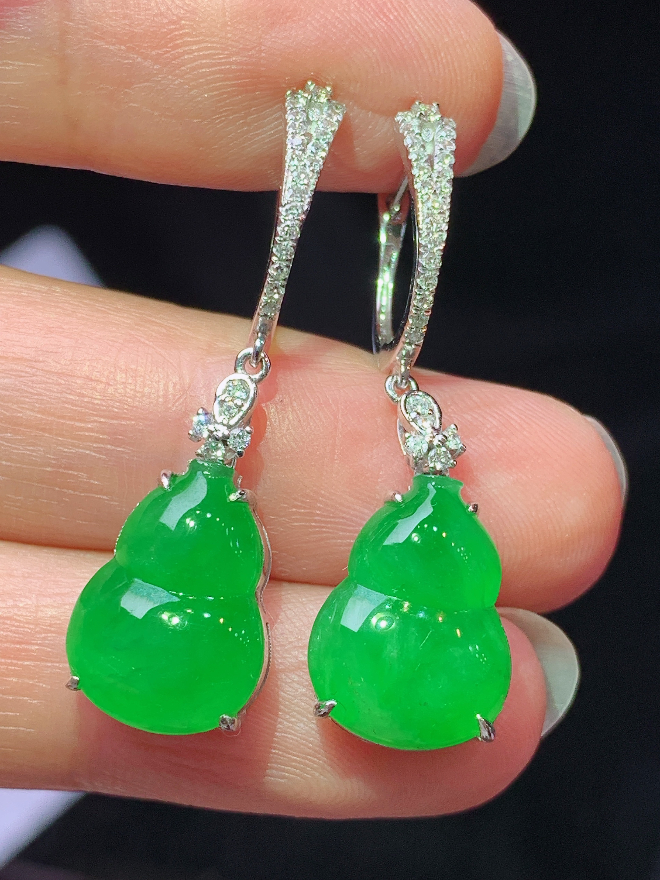 18k金钻镶嵌满绿葫芦耳坠 玉质细腻 色泽艳丽清新 水润亮眼 整体尺寸33.5*10.2*5.6f1