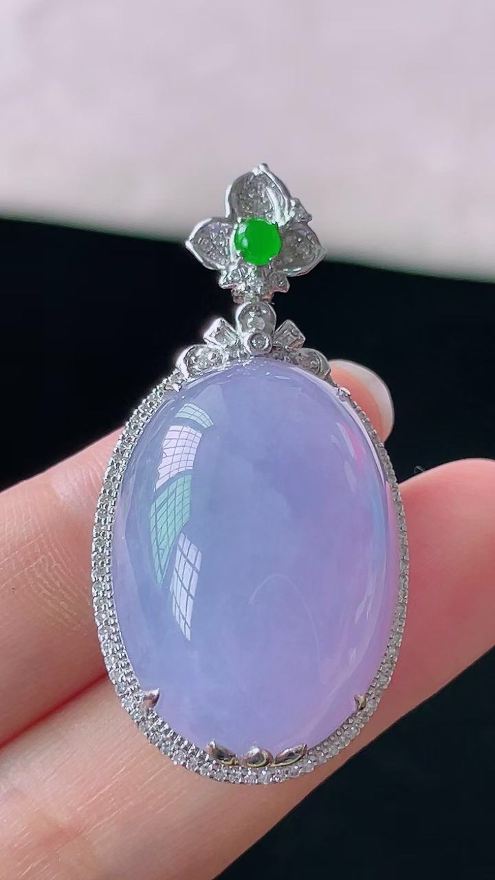 【翡翠名称】18K金豪华镶钻石冰紫鸽子蛋吊坠
【翡翠尺寸】含金42.2/21.2/15mm
【翡翠描述】宝贝种老水足，玉质细腻，色泽靓丽，性价比高，佩戴效果好！
【其它赠送】权威证书/精美挂绳盒子/支持全国复检