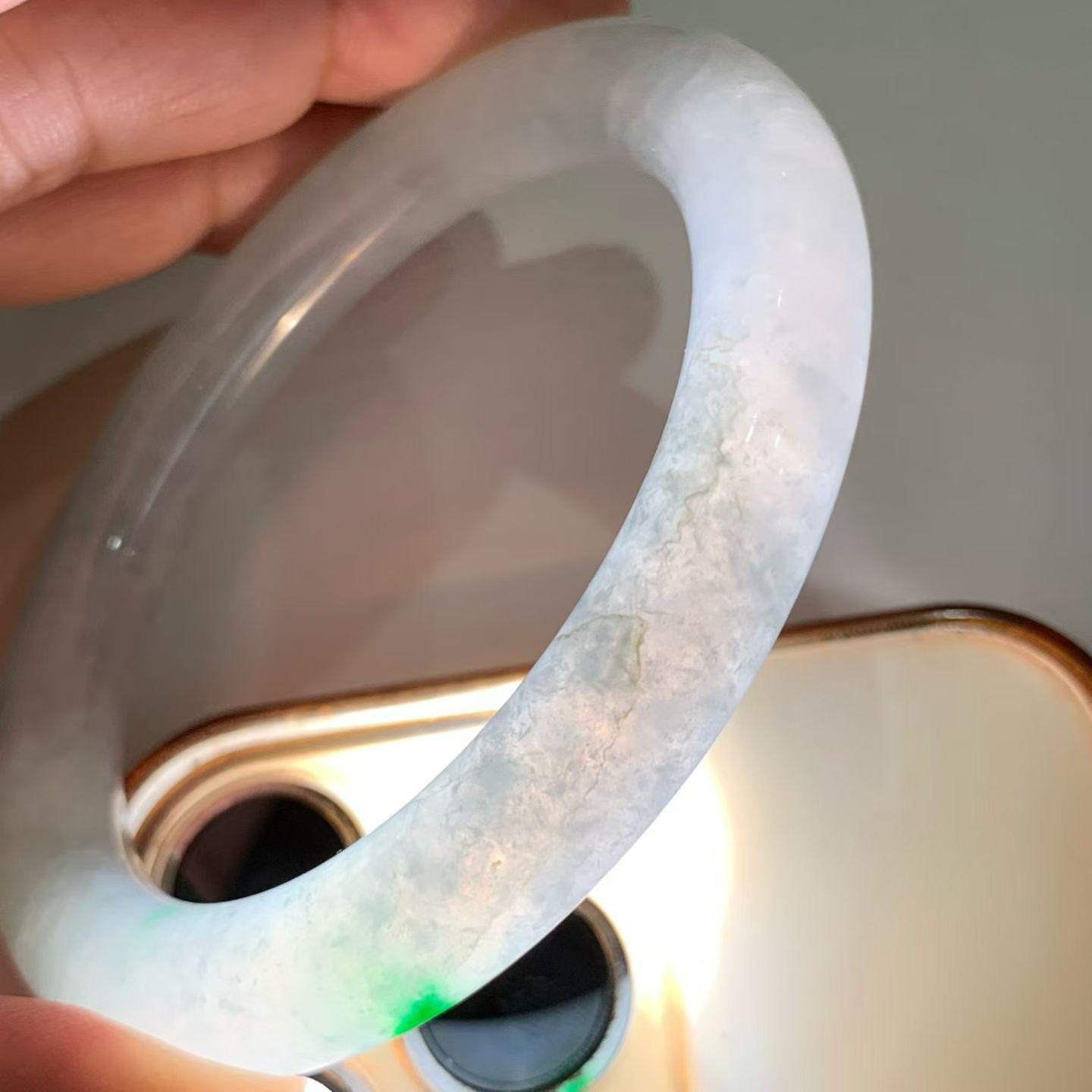 飘正阳圆条手镯尺寸55*9.5*10 整圈微淡底色，水润光泽，一抹翠色正阳鲜辣，青翠耀眼！