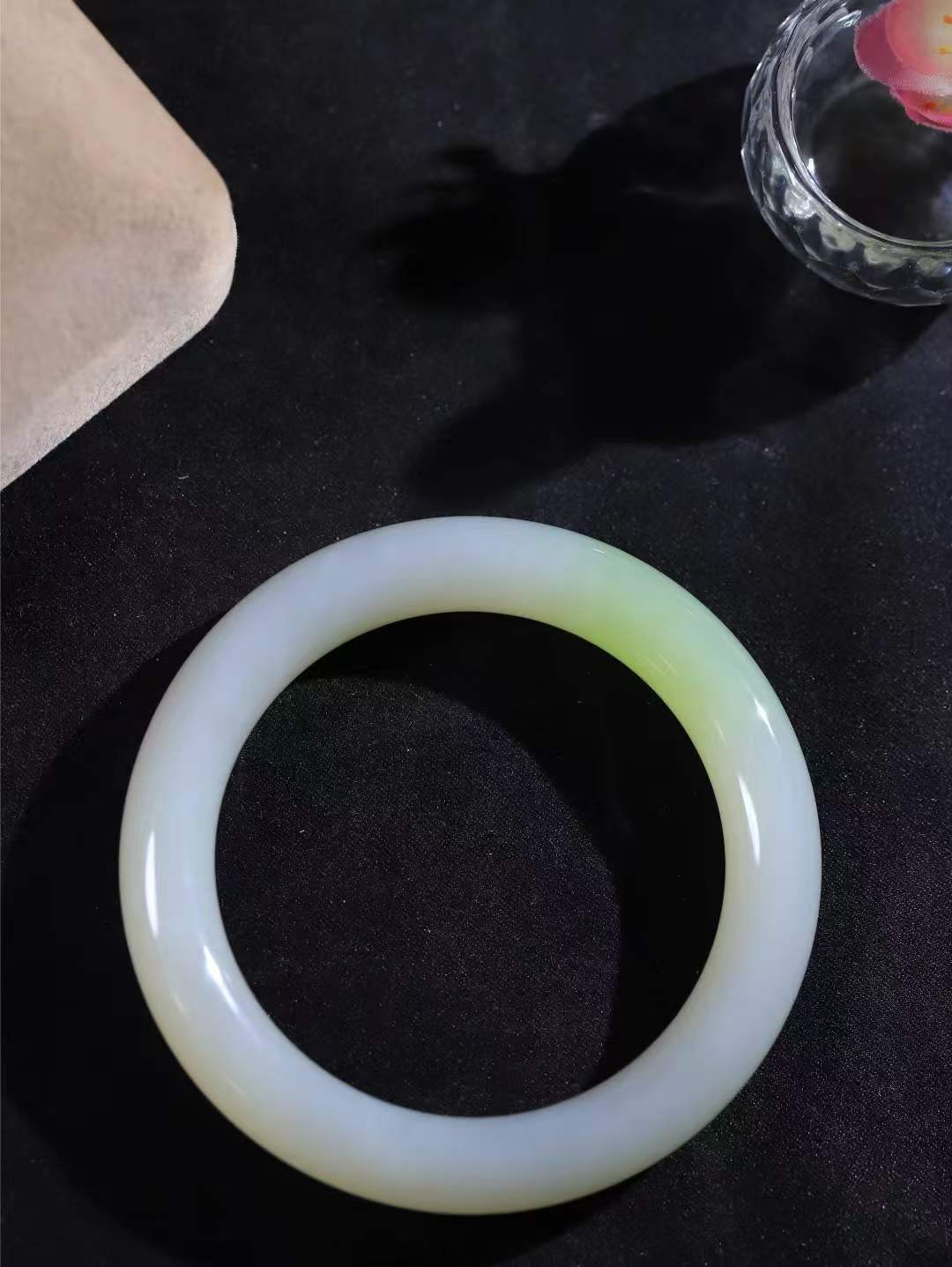 【翠色怡人.手镯】

精品和田玉翠青手镯，精品超级美镯，玉质细腻饱满，️温润脂香，仙雾缥缈，怡静如画，意蕴十足～，戴于腕间，神秘与高贵并存，给人以出尘的风雅，优美脱俗，气质非凡。重59克 内径56.5mm尺寸11.3-10.7mm19402200A