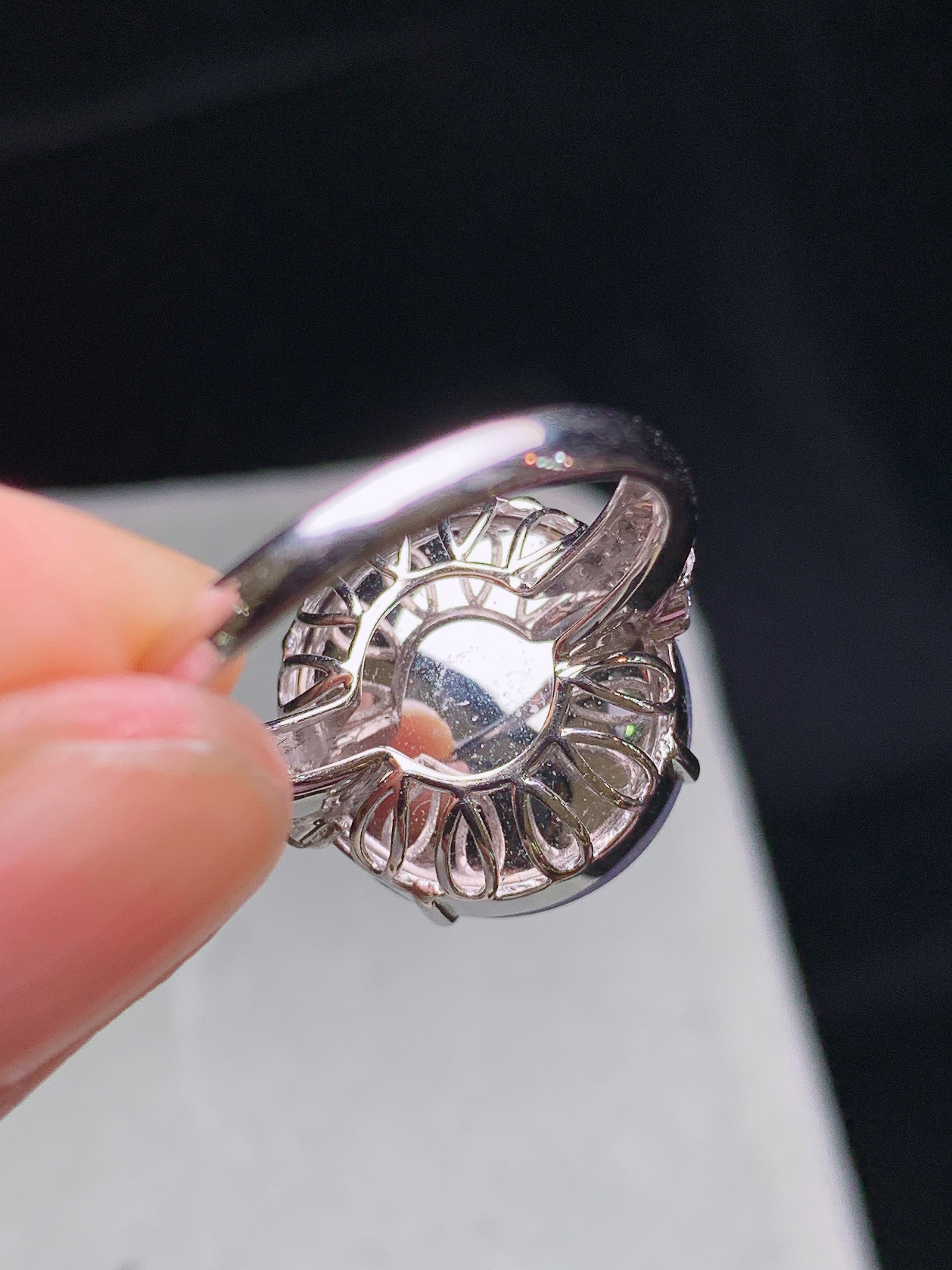 18k金钻镶嵌紫罗兰蛋面戒指 玉质细腻 色泽艳丽清新 水润亮眼 圈口14 裸石尺寸15.6*14.8*8.5f1